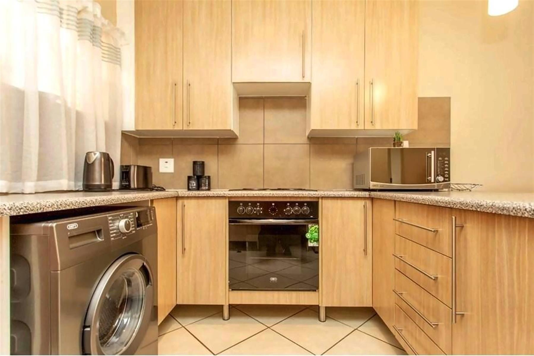 Modern Stylish Secure Apartment - Solar geyser - High speed internet