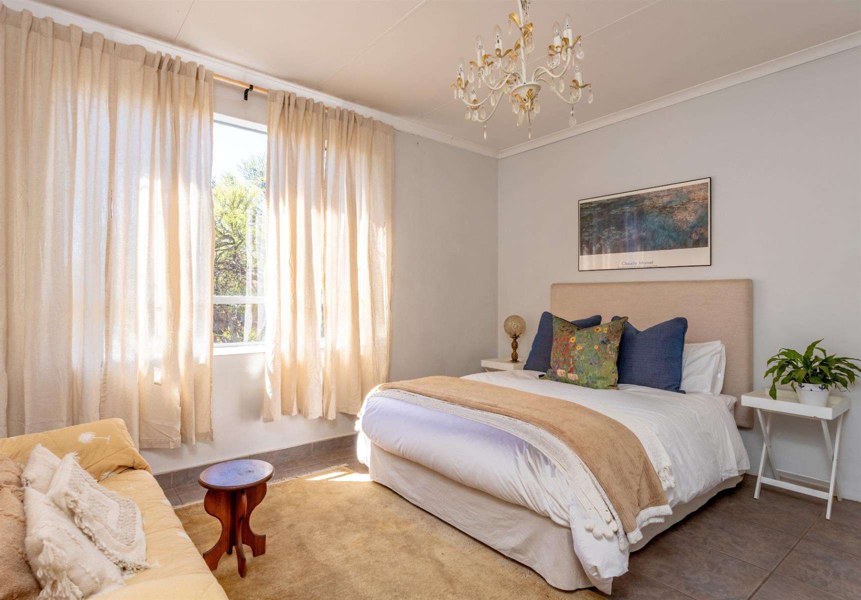 Top-Floor Apartment with Space, Sunlight and Smart Living. Great Location and Great Investment!!