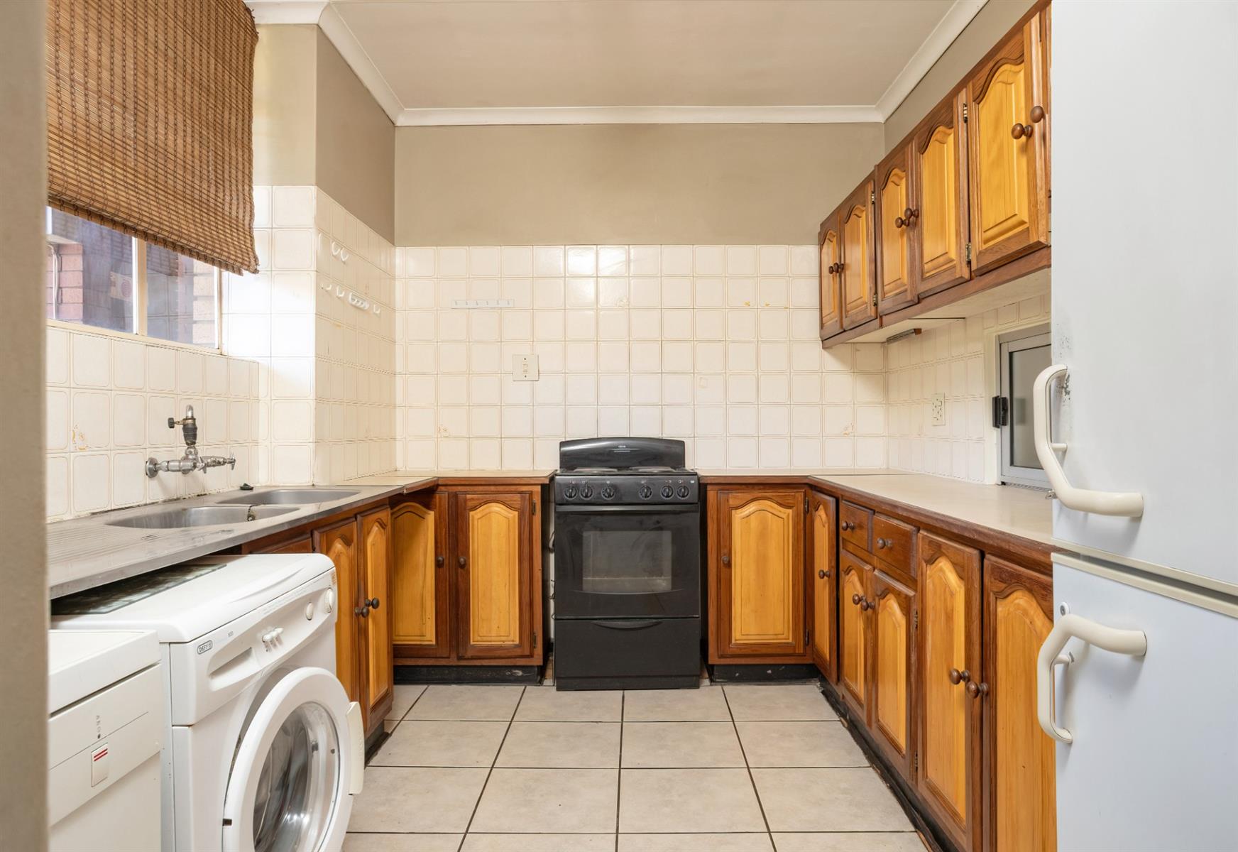 Top-Floor Apartment with Space, Sunlight and Smart Living. Great Location and Great Investment!!