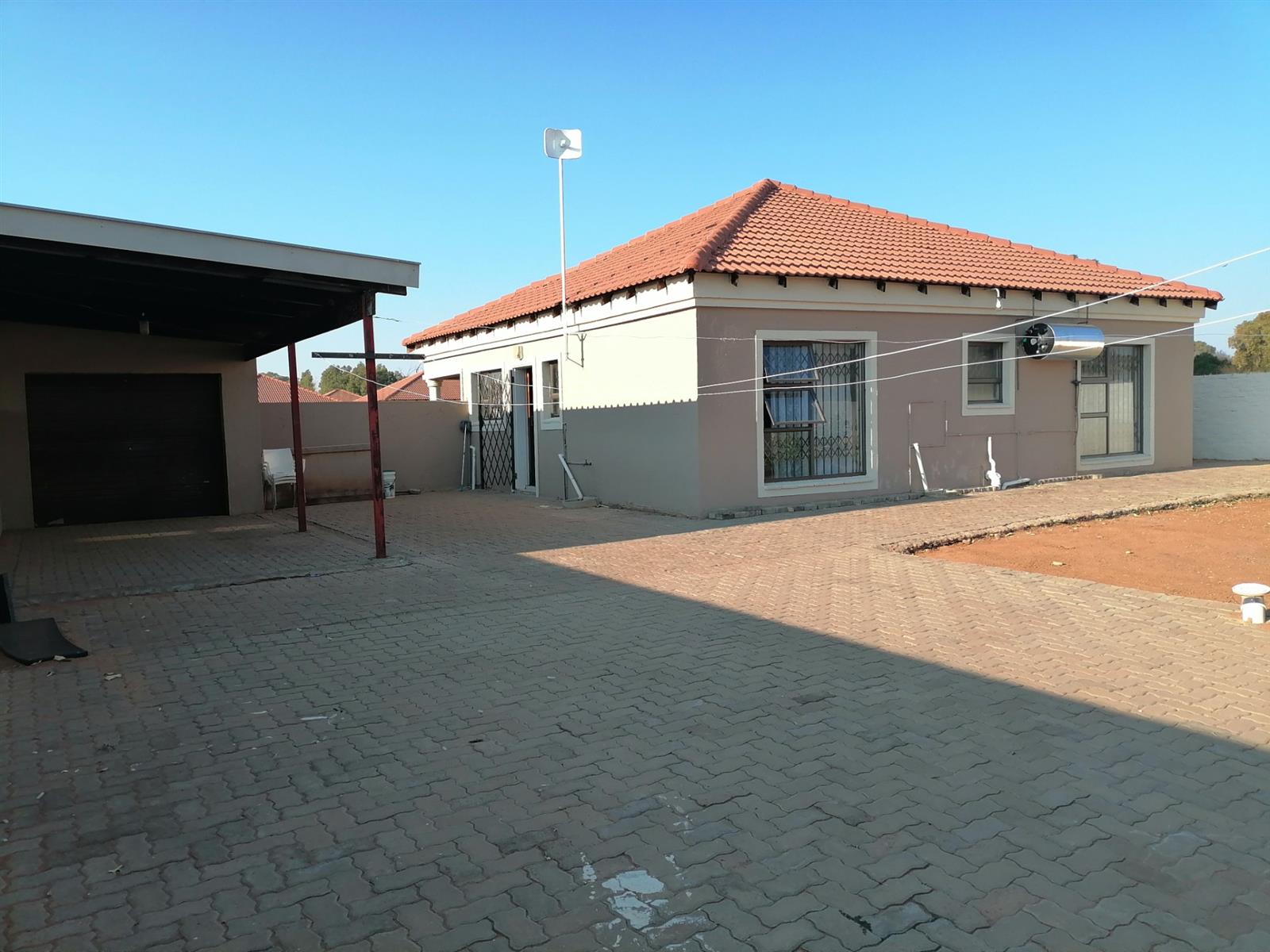 Complex For Sale in Kimdustria, Kimberley