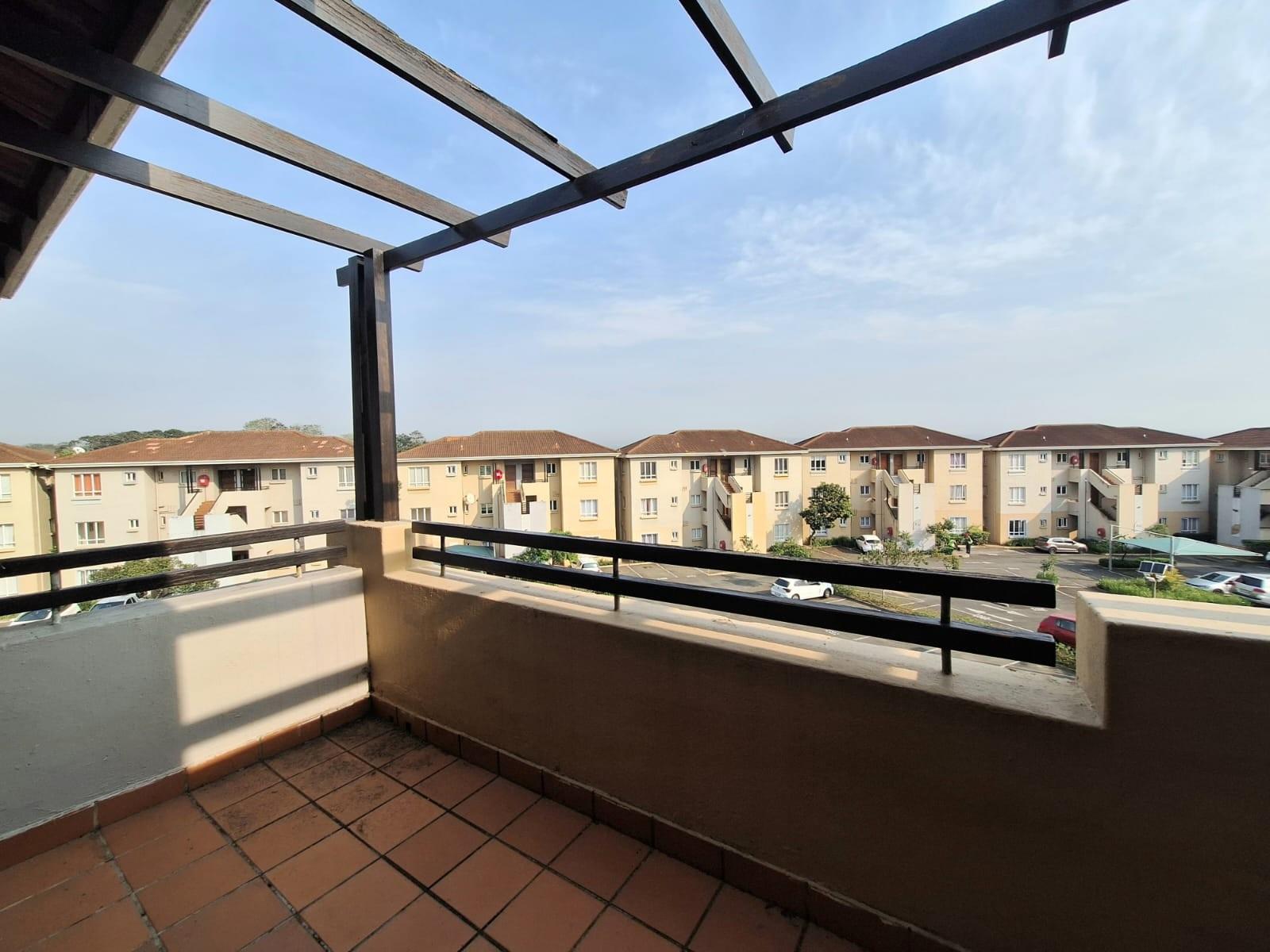 Top-Floor Apartment with Balcony in Sheffield Manor