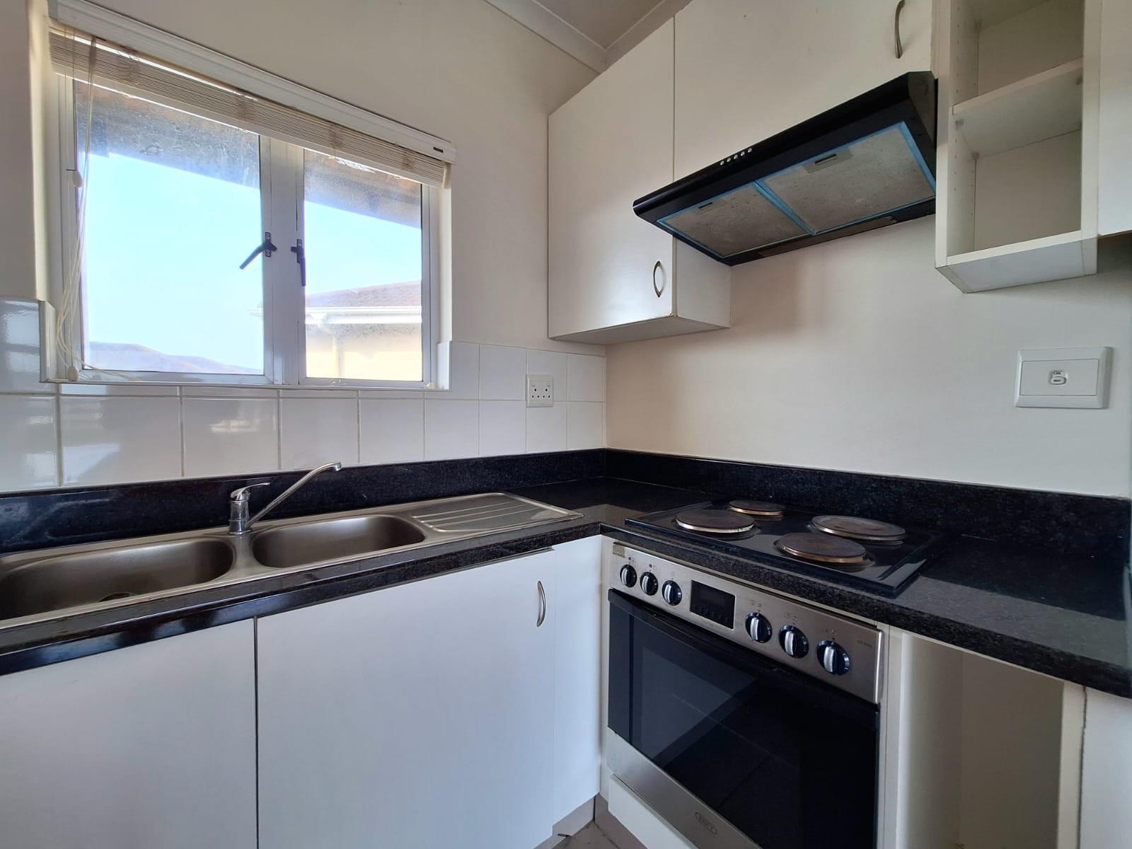 Top-Floor Apartment with Balcony in Sheffield Manor