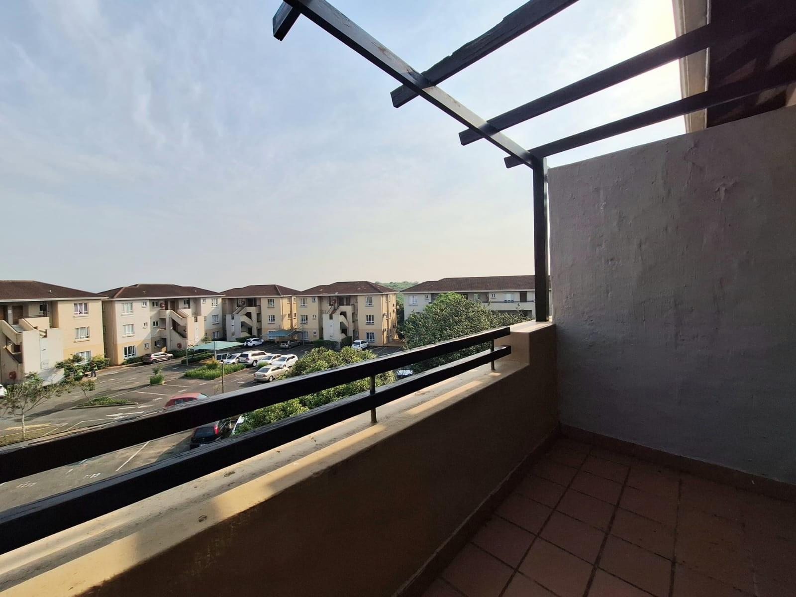 Top-Floor Apartment with Balcony in Sheffield Manor