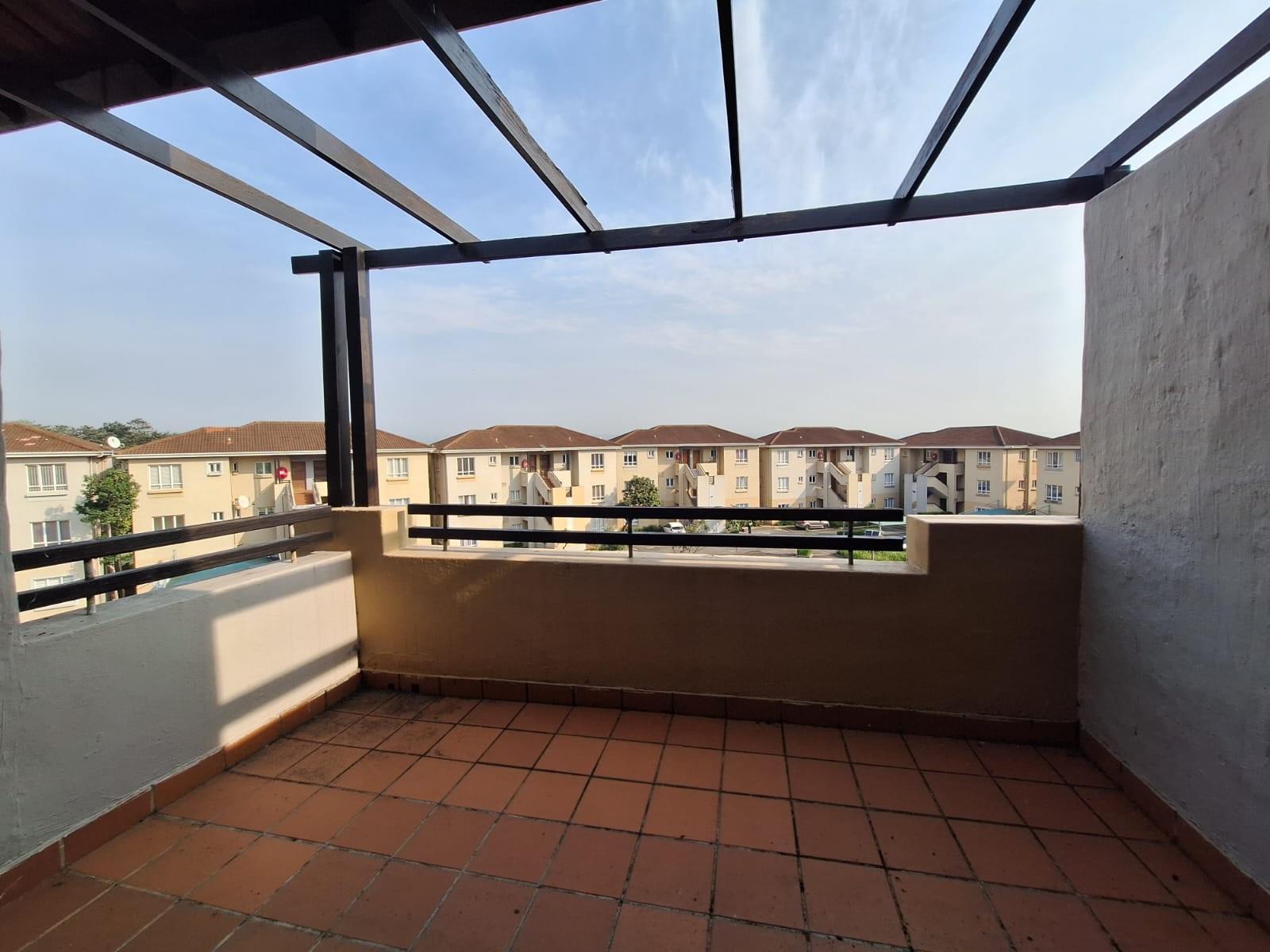 Top-Floor Apartment with Balcony in Sheffield Manor