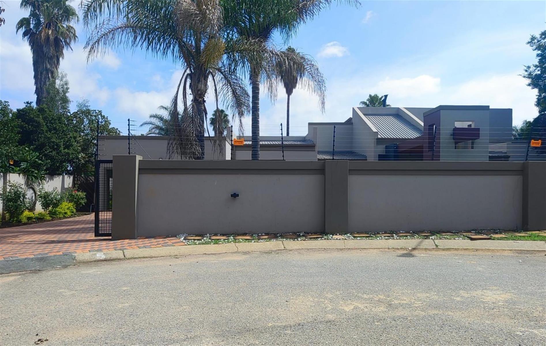 Complex For Sale in Sonneveld, Brakpan