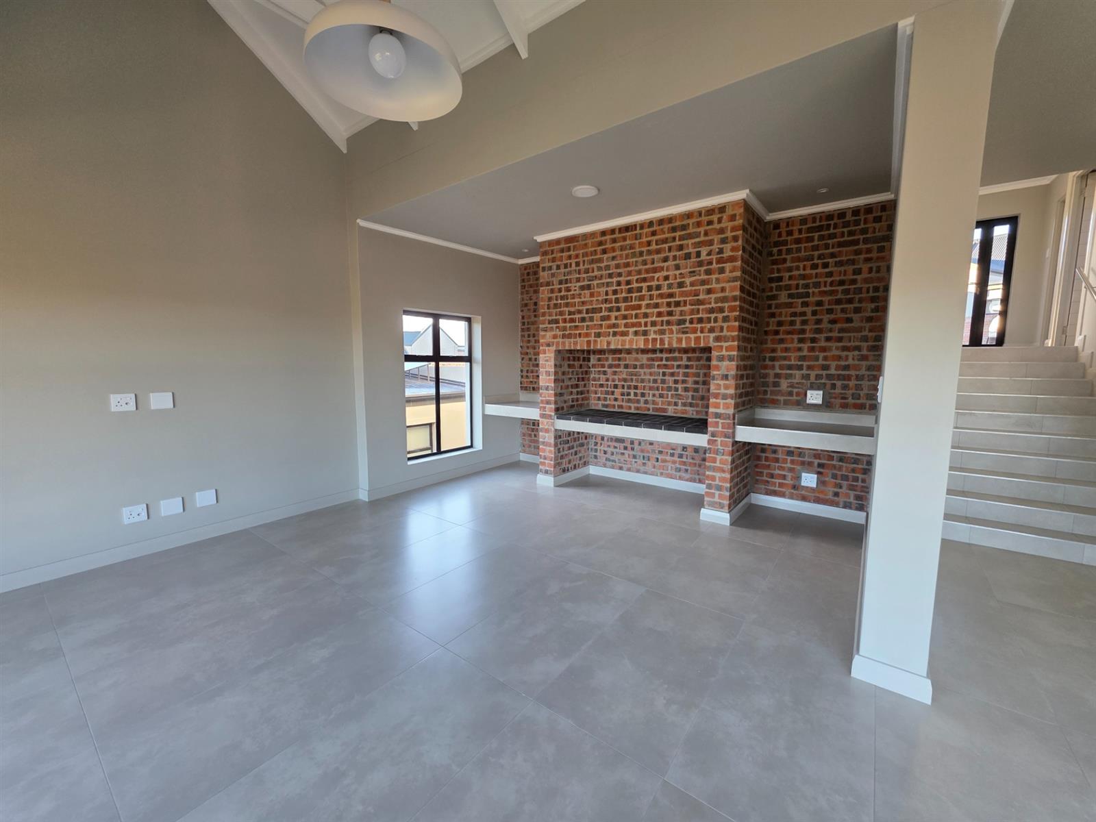 Modern 4 Bedroom House For Sale in Karookraal