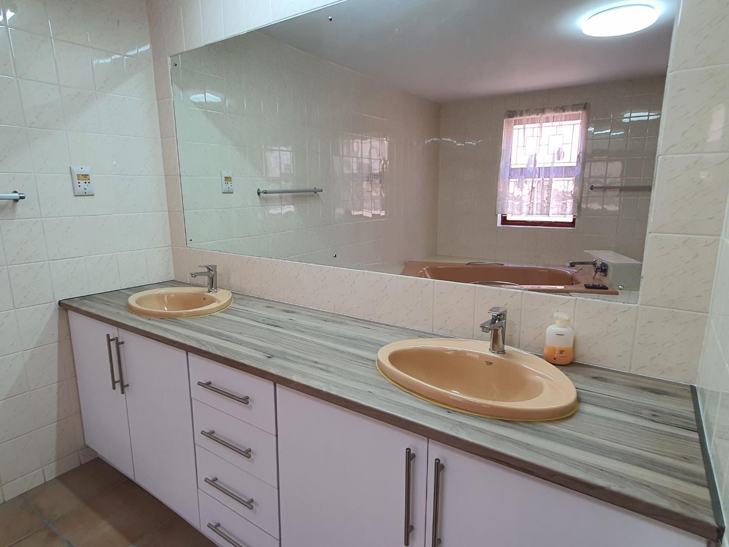 Stunning 6-Bedroom Home with Ocean Views in Bayview, Hartenbos
