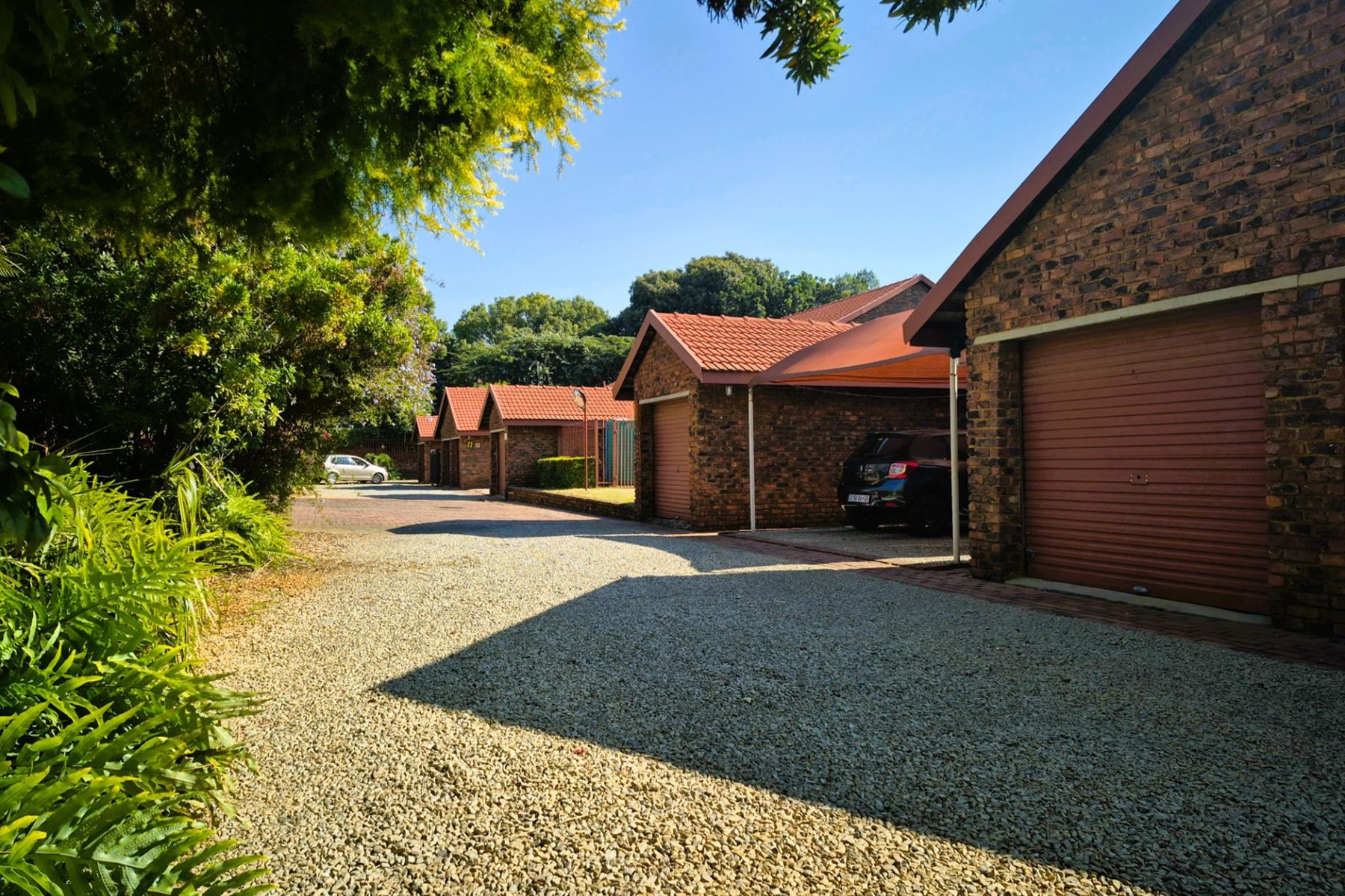 Charming Silverton Townhouse with 3 Bedrooms and a Beautiful Private Garden.