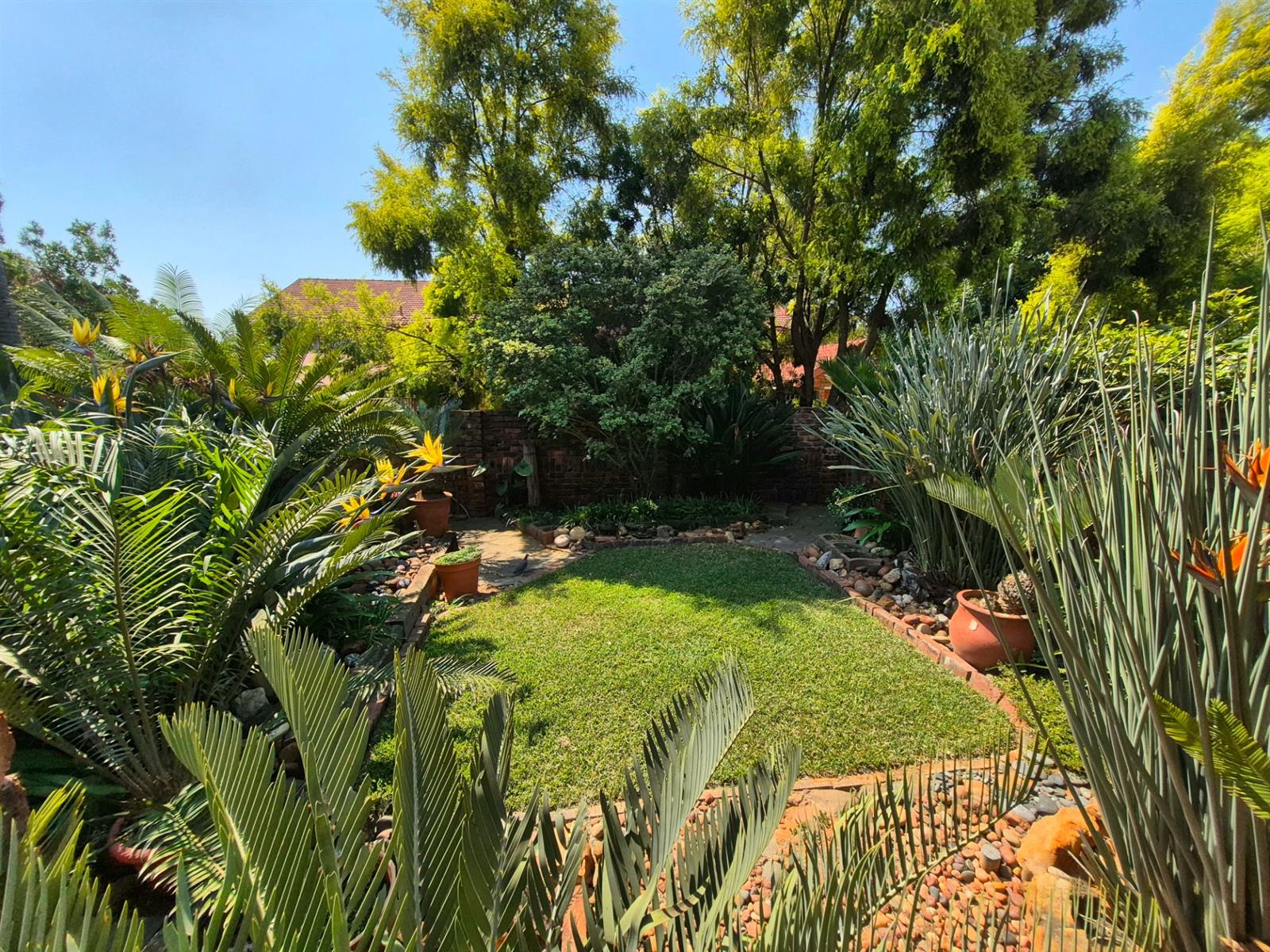 Charming Silverton Townhouse with 3 Bedrooms and a Beautiful Private Garden.