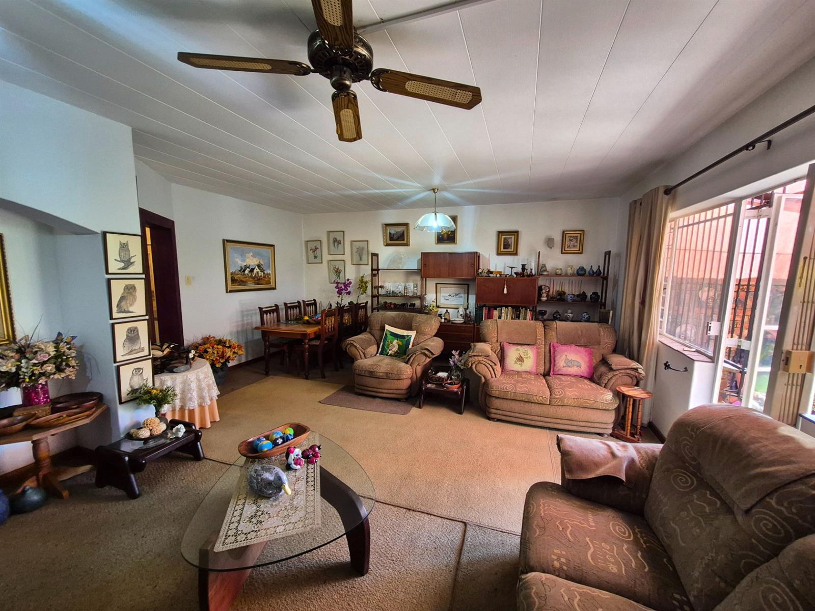 Charming Silverton Townhouse with 3 Bedrooms and a Beautiful Private Garden.