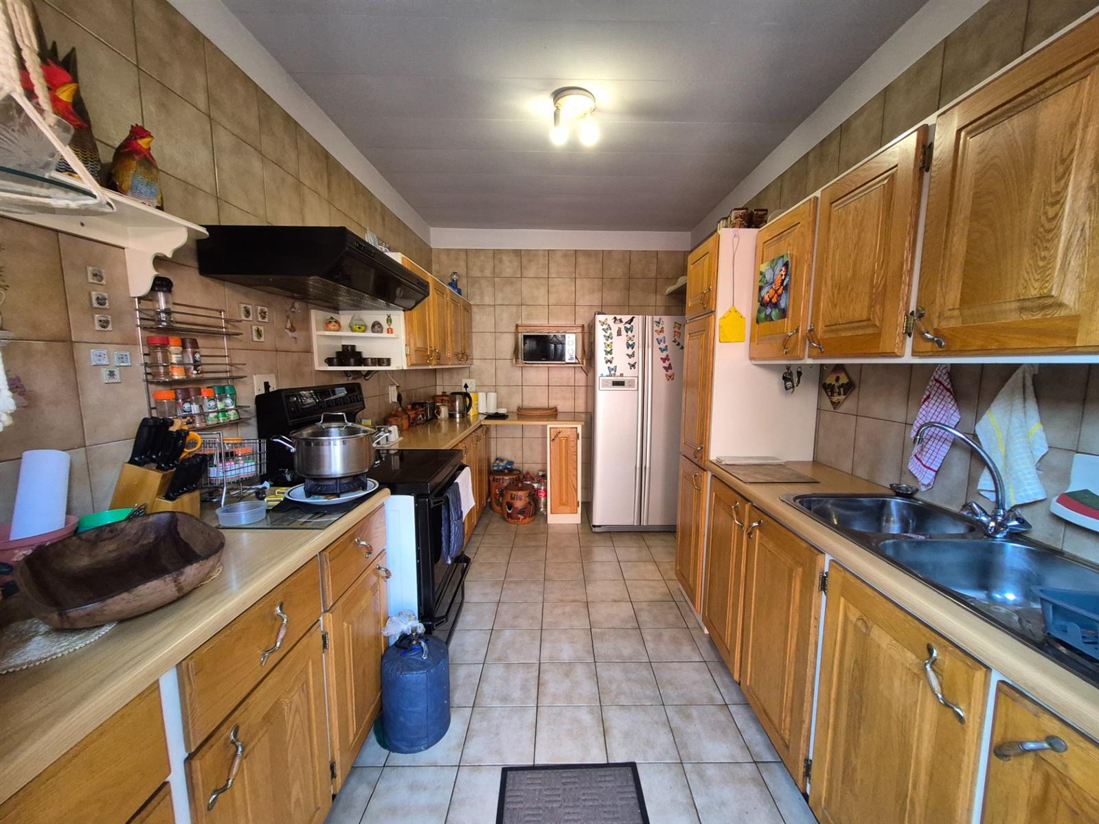 Charming Silverton Townhouse with 3 Bedrooms and a Beautiful Private Garden.