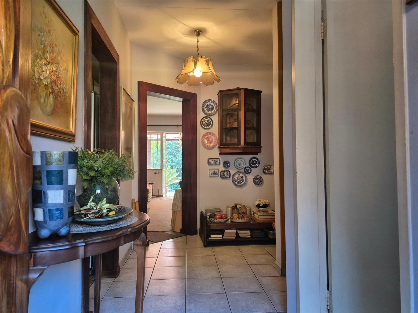 Charming Silverton Townhouse with 3 Bedrooms and a Beautiful Private Garden.