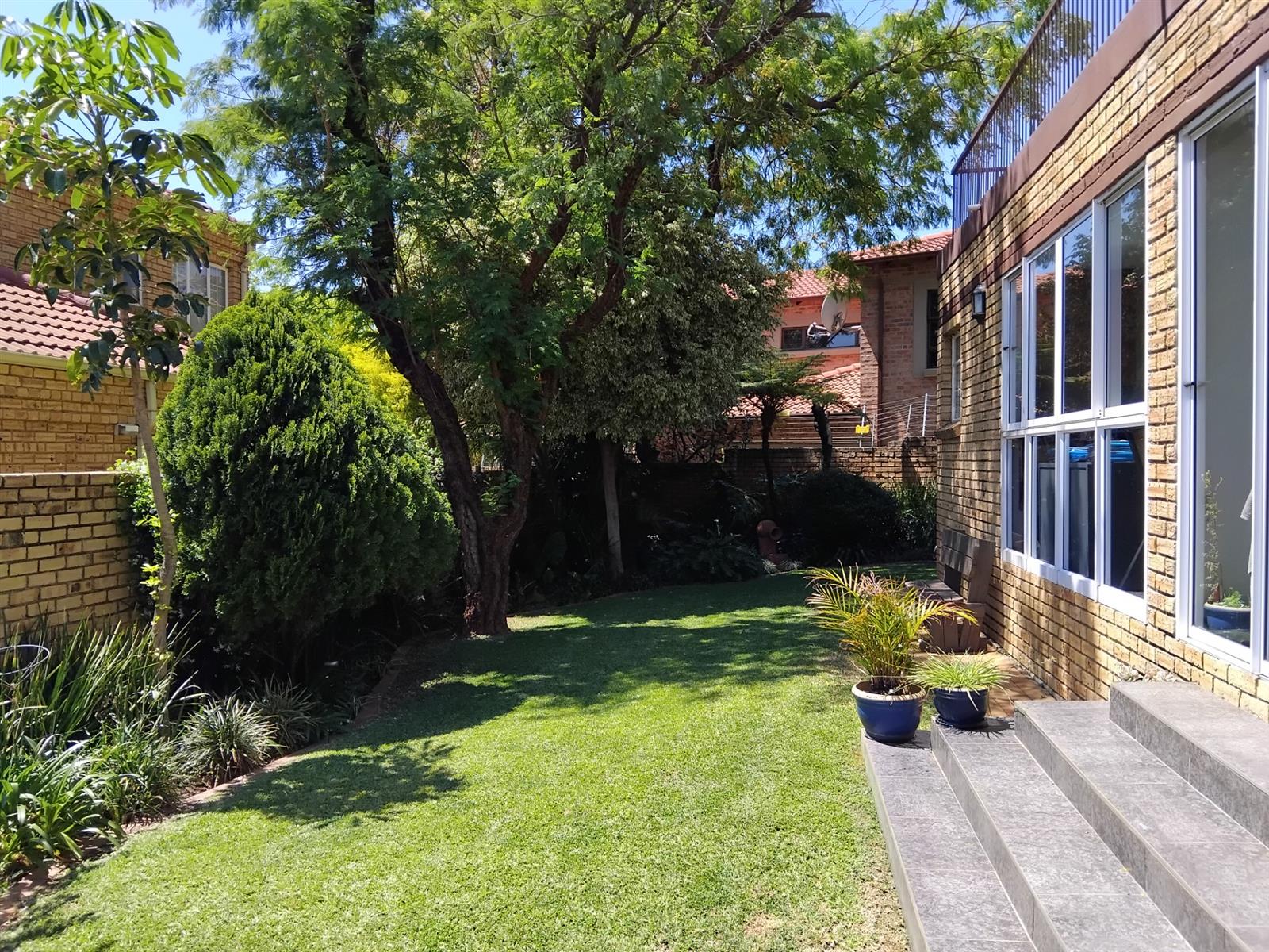 Townhouse for sale. Ruimsig, Roodepoort area. PRICED TO SELL!!!!!