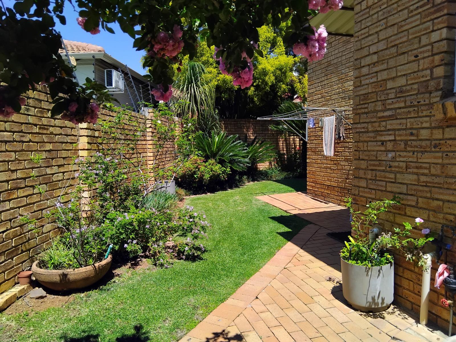 Townhouse for sale. Ruimsig, Roodepoort area. PRICED TO SELL!!!!!