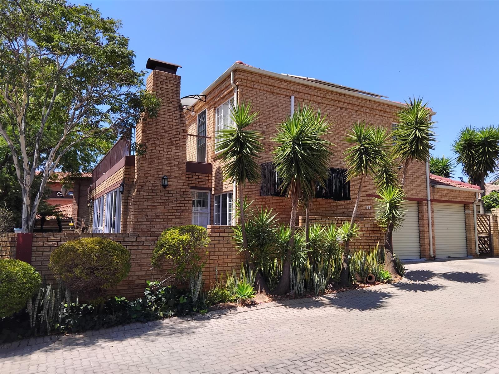 Townhouse for sale. Ruimsig, Roodepoort area. PRICED TO SELL!!!!!