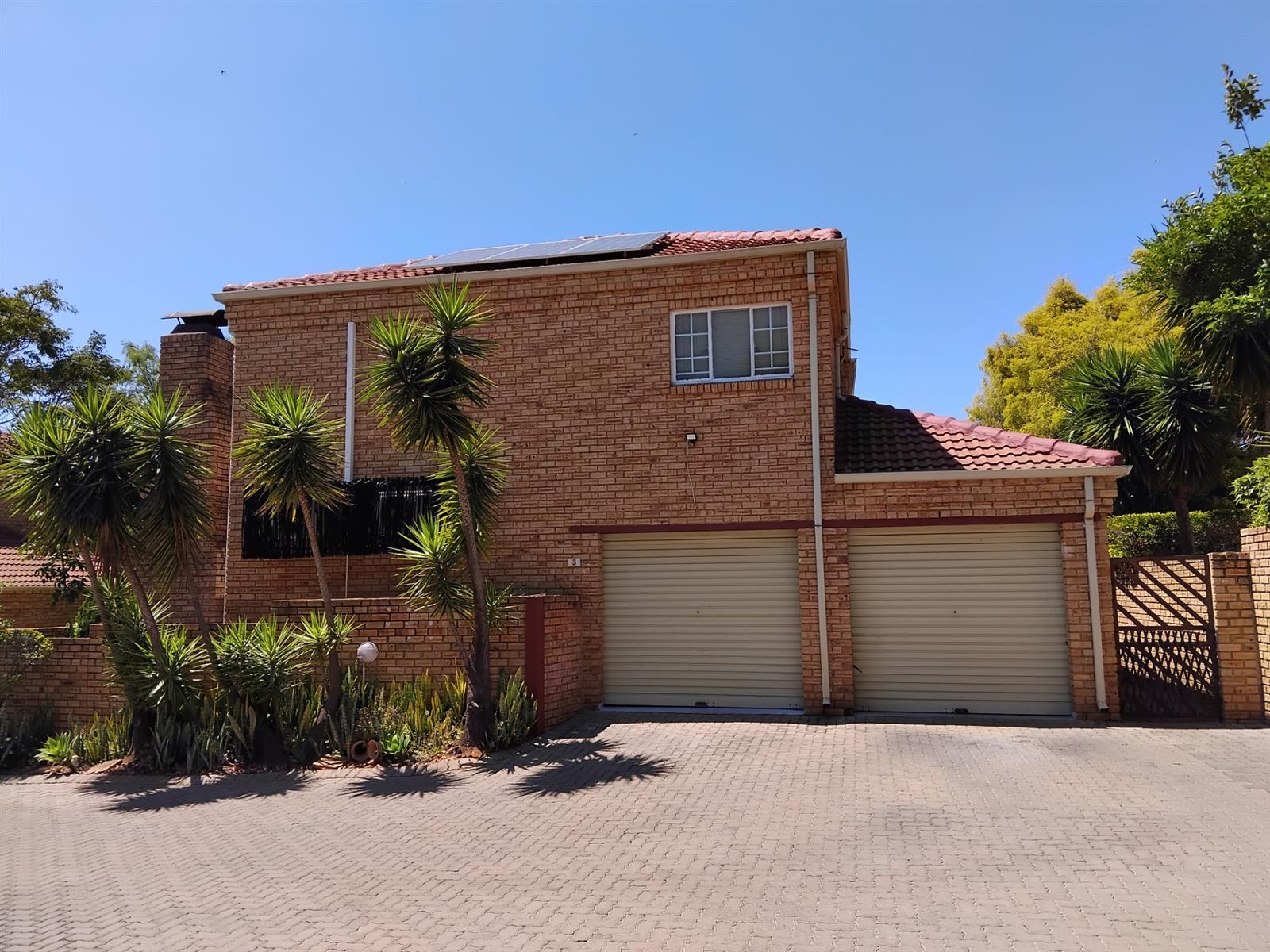 Townhouse for sale. Ruimsig, Roodepoort area. PRICED TO SELL!!!!!