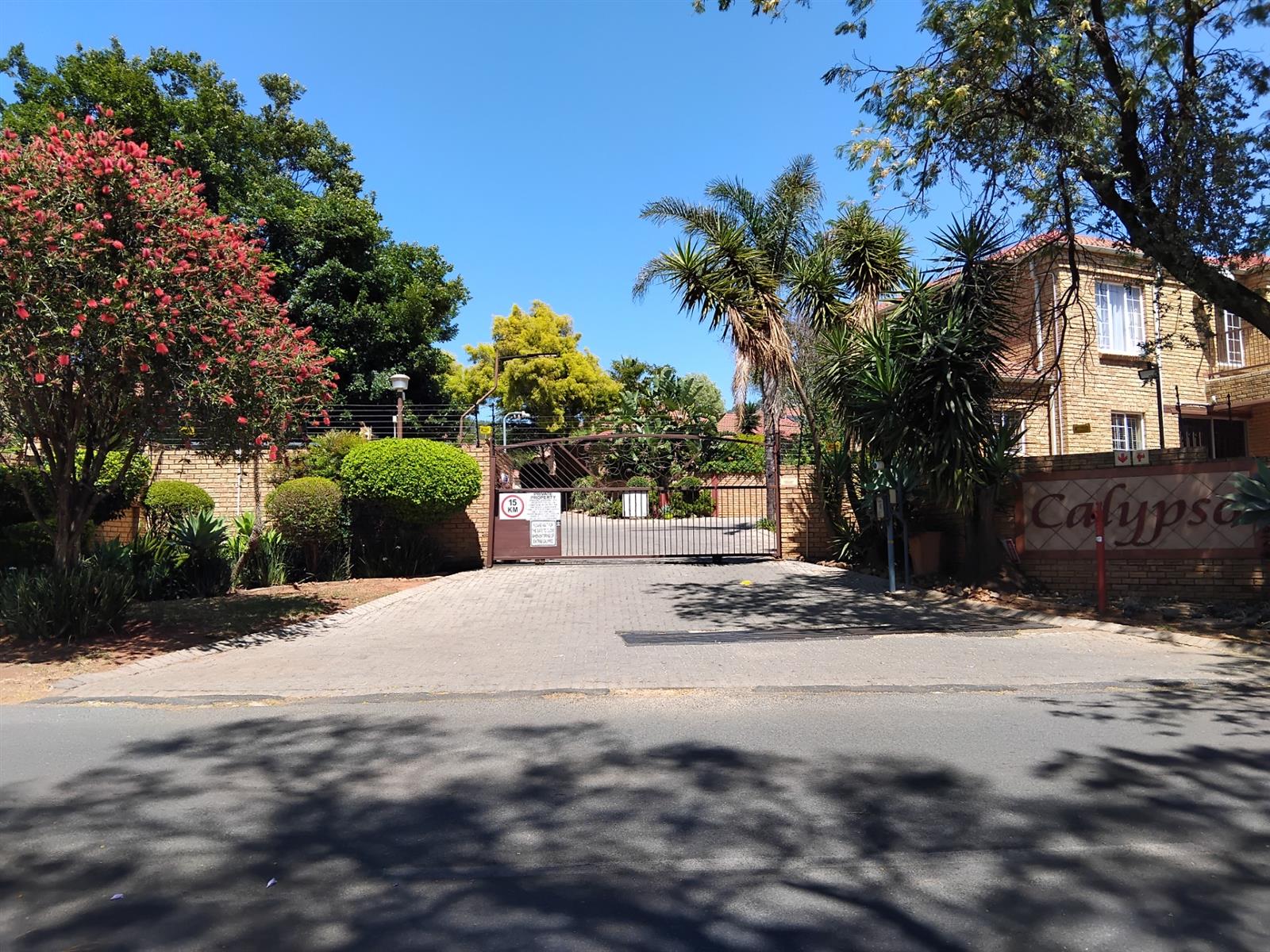 Townhouse for sale. Ruimsig, Roodepoort area. PRICED TO SELL!!!!!