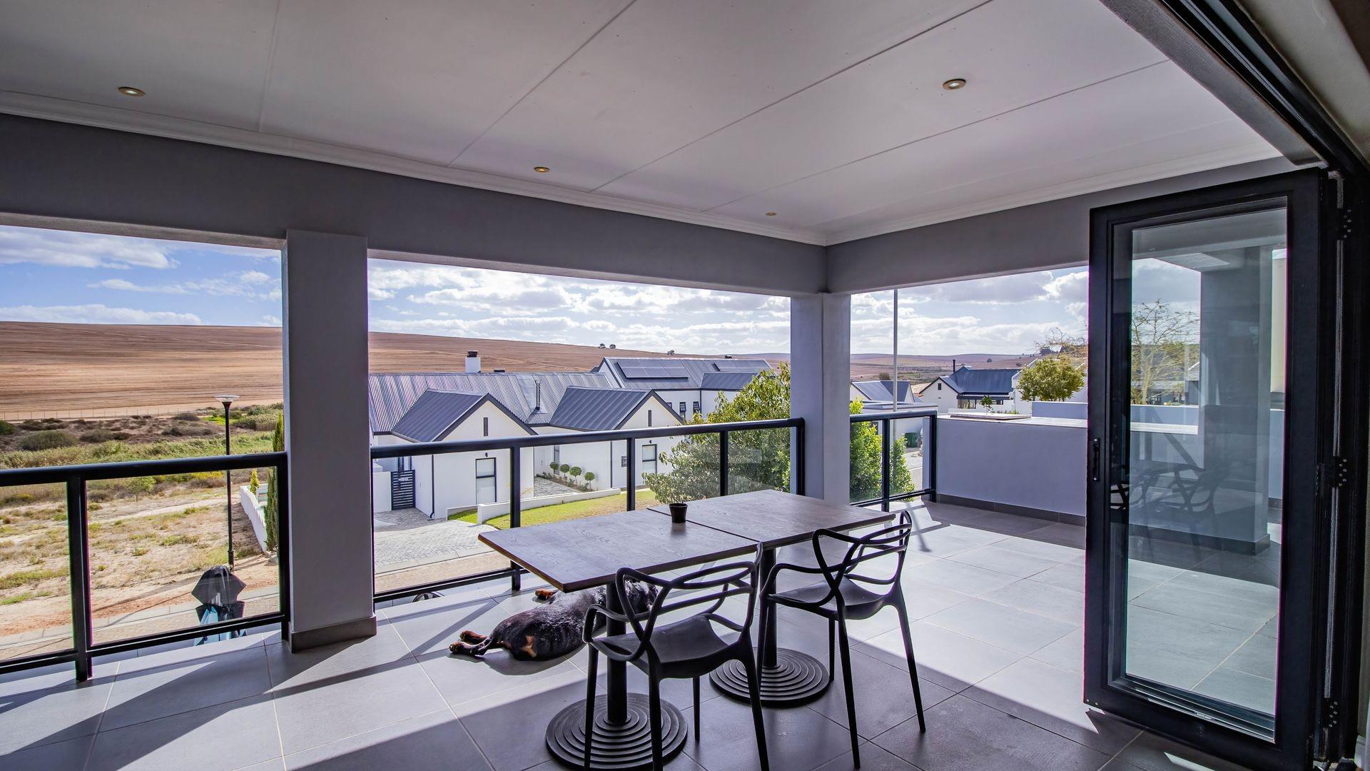 4 Bedroom Home with Flat For Sale in Mount Royal Golf and Country Estate