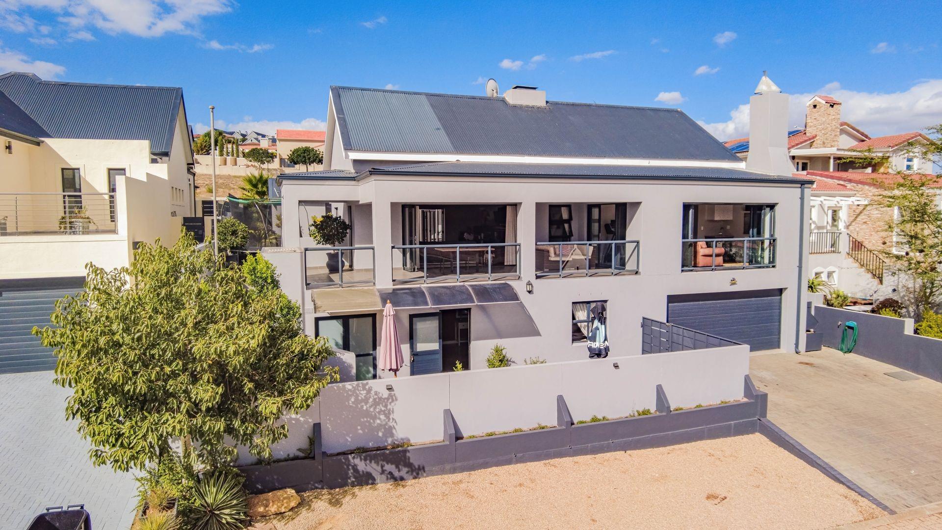 4 Bedroom Home with Flat For Sale in Mount Royal Golf and Country Estate