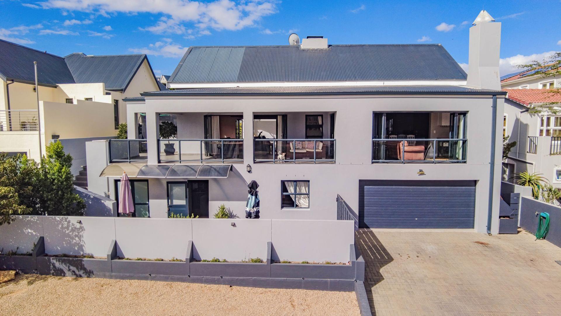 4 Bedroom Home with Flat For Sale in Mount Royal Golf and Country Estate