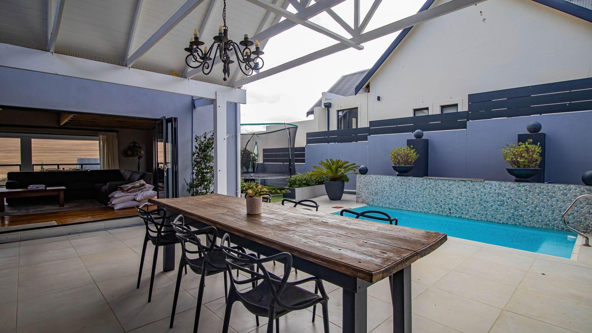 4 Bedroom Home with Flat For Sale in Mount Royal Golf and Country Estate