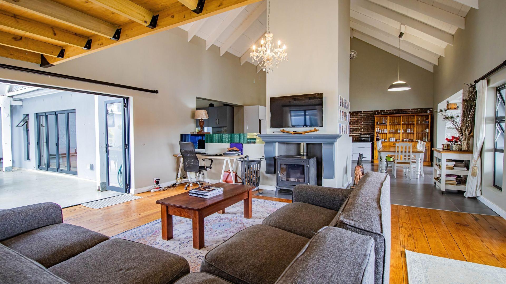 4 Bedroom Home with Flat For Sale in Mount Royal Golf and Country Estate