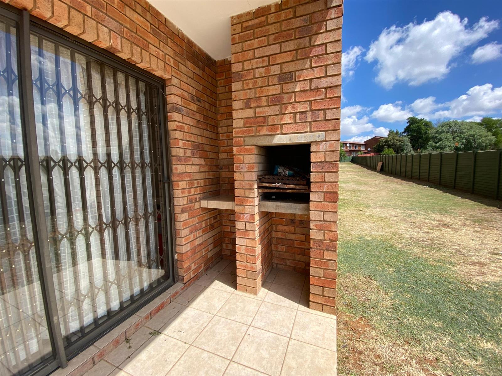 Apartment for sale in Pellissier, Bloemfontein, 70 m²