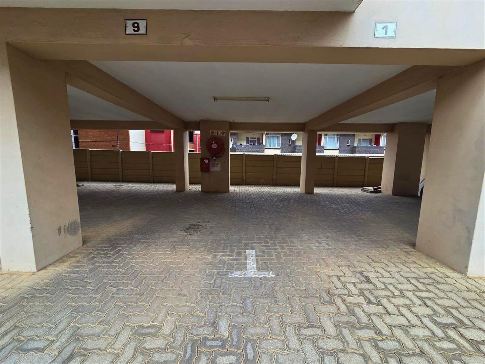 Studio Apartment For Sale in Florida Roodepoort