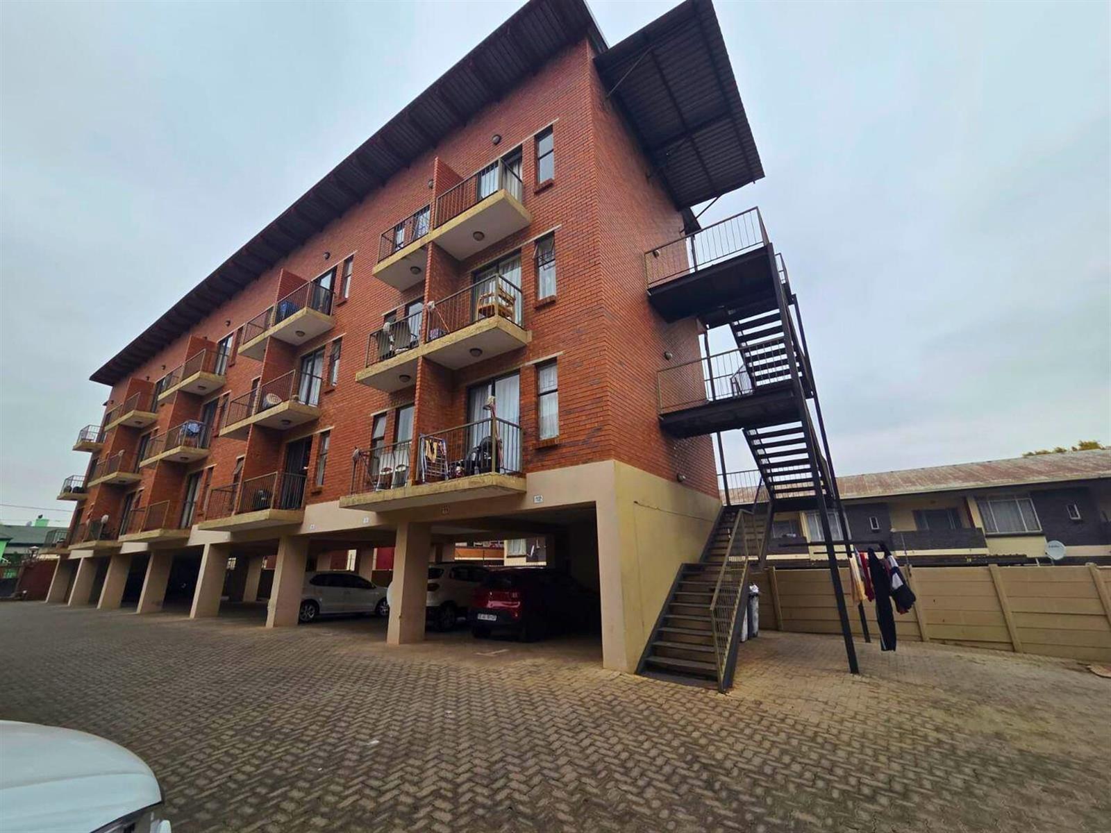Studio Apartment For Sale in Florida Roodepoort