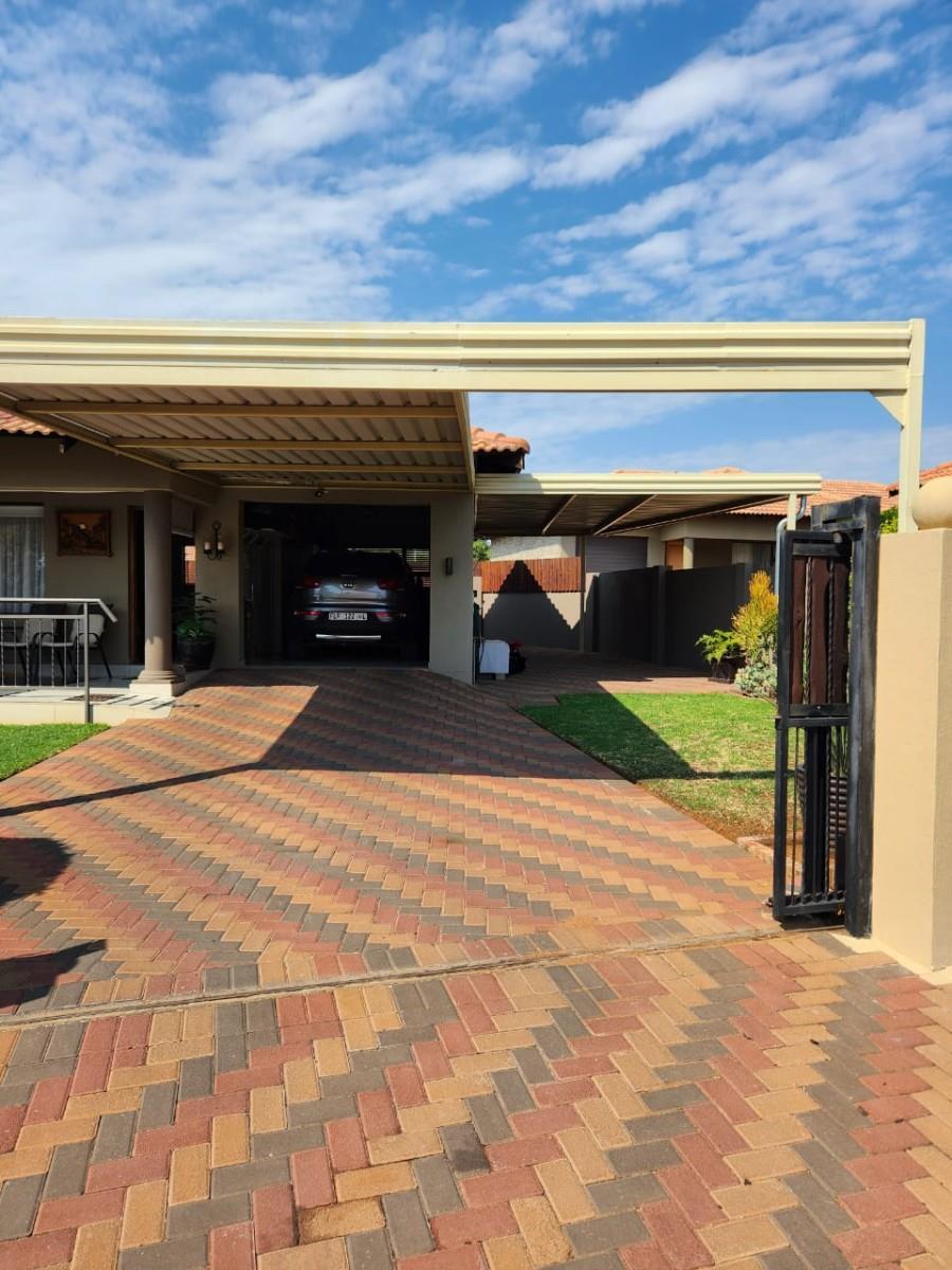 Modern 3-Bedroom Townhouse with Stylish Finishes and Outdoor Charm