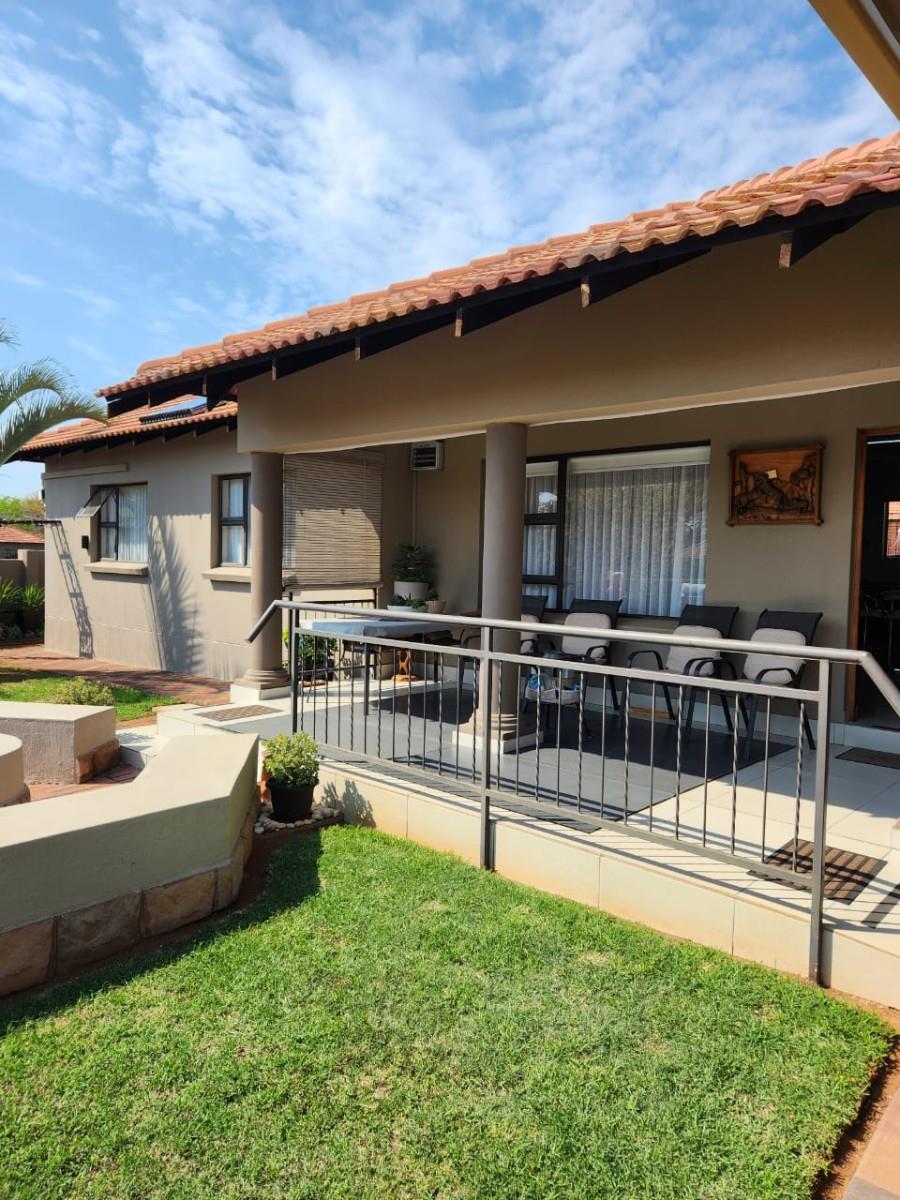 Modern 3-Bedroom Townhouse with Stylish Finishes and Outdoor Charm