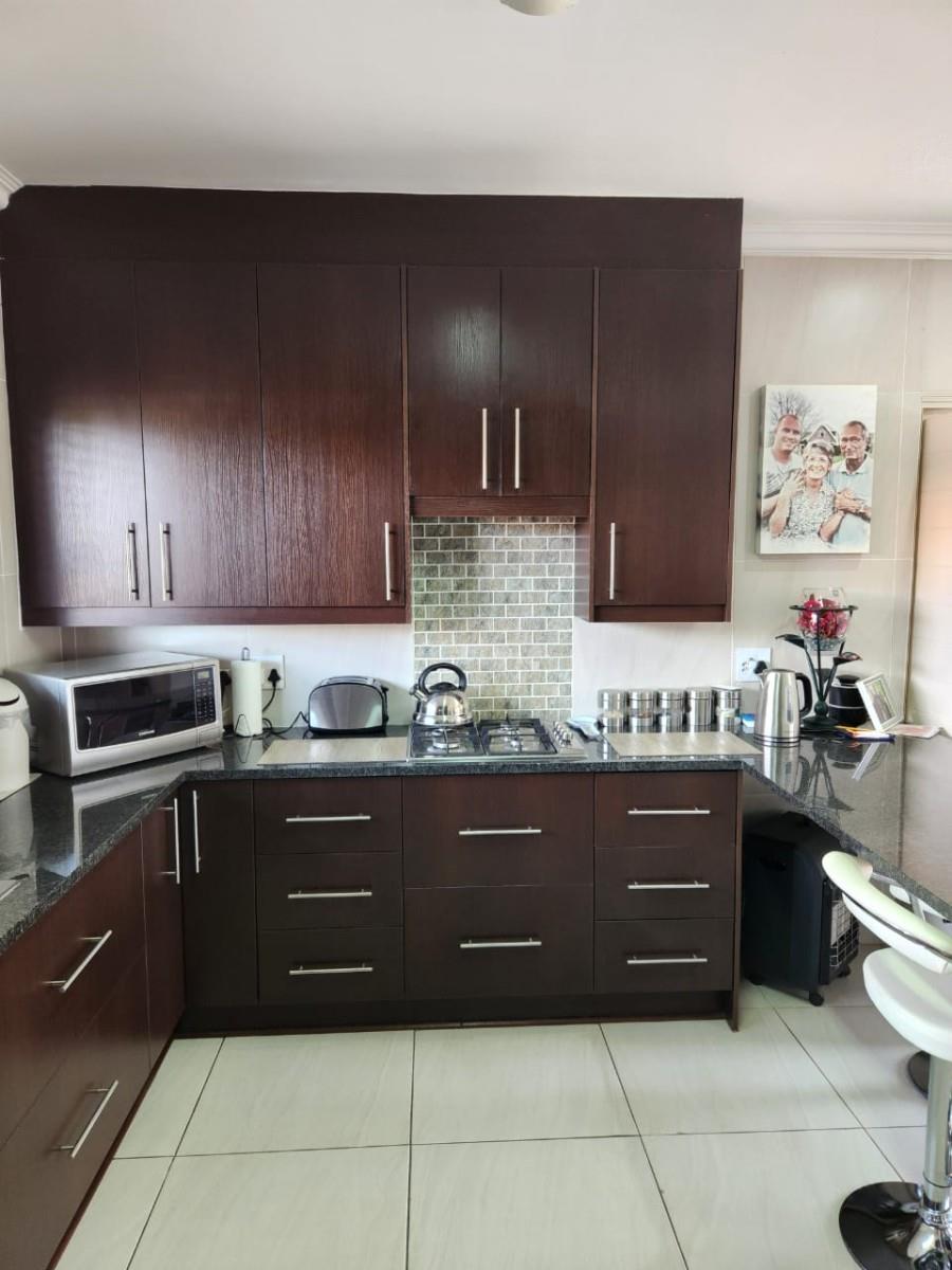 Modern 3-Bedroom Townhouse with Stylish Finishes and Outdoor Charm