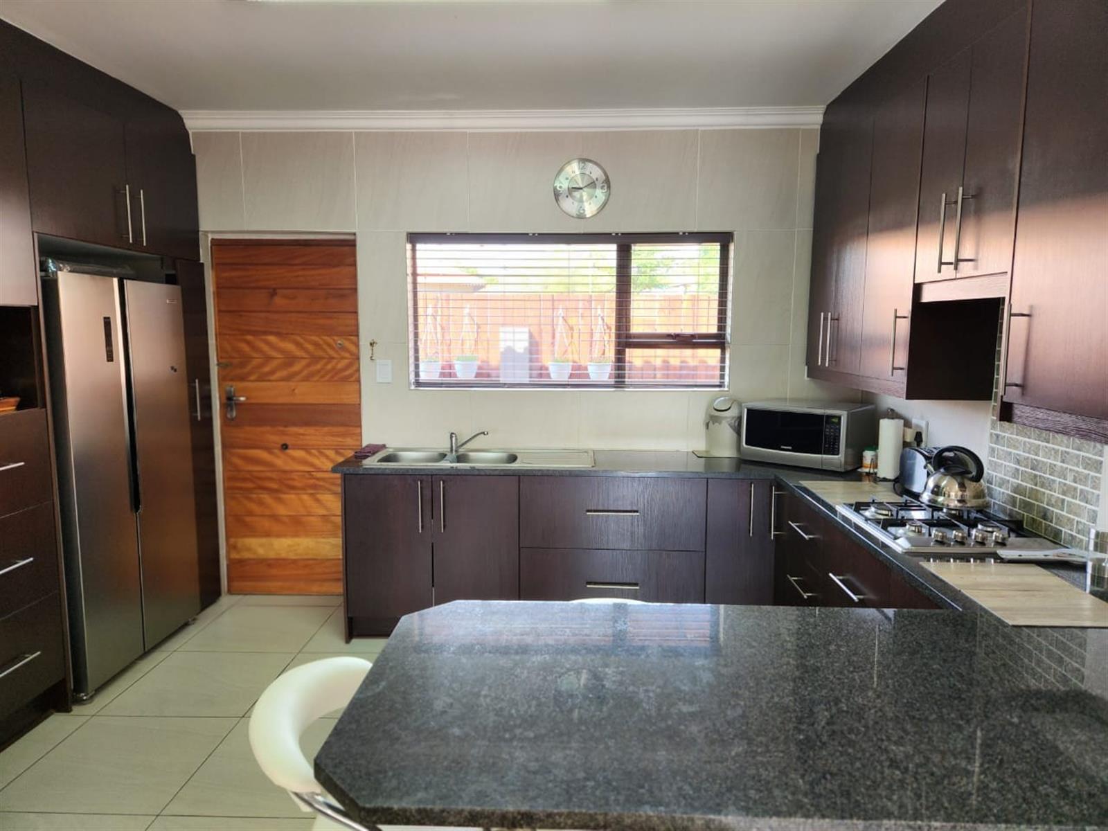 Modern 3-Bedroom Townhouse with Stylish Finishes and Outdoor Charm