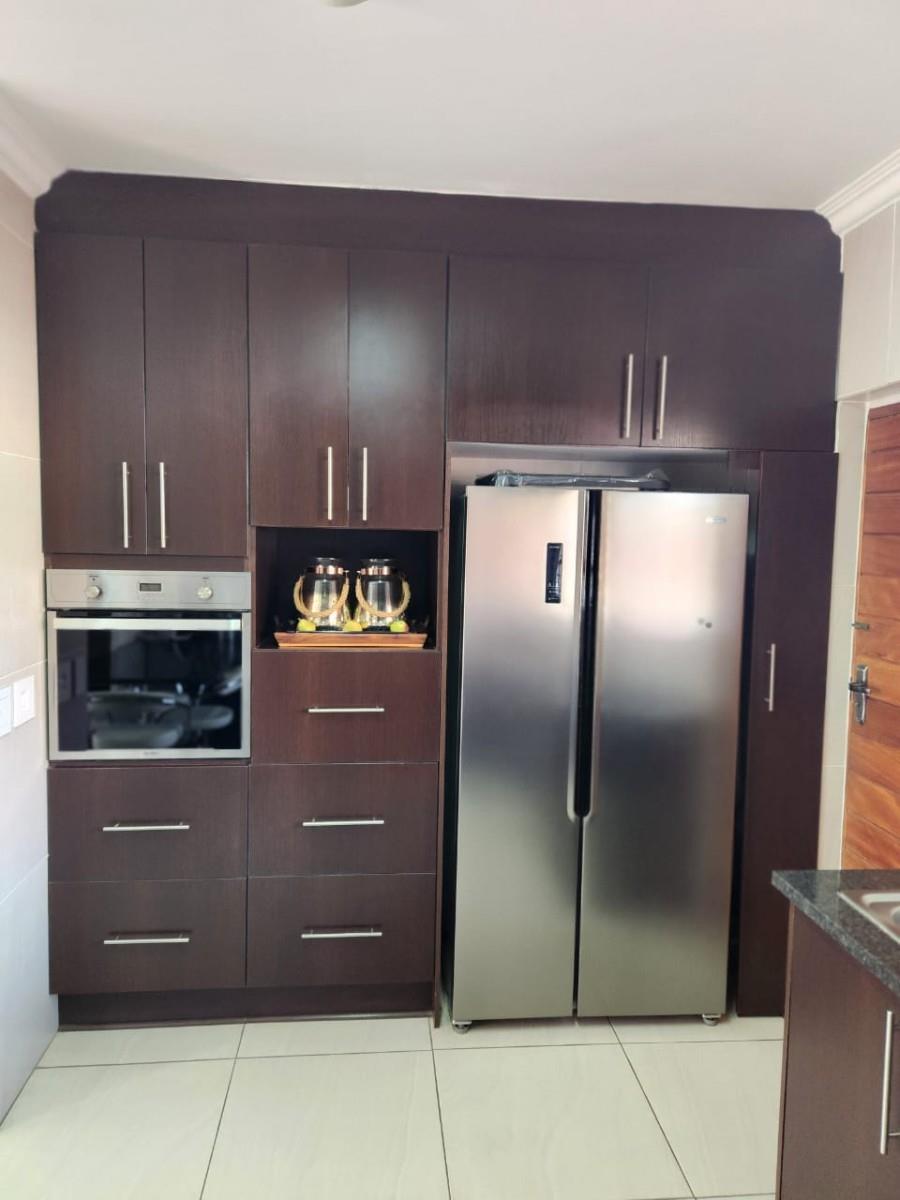 Modern 3-Bedroom Townhouse with Stylish Finishes and Outdoor Charm