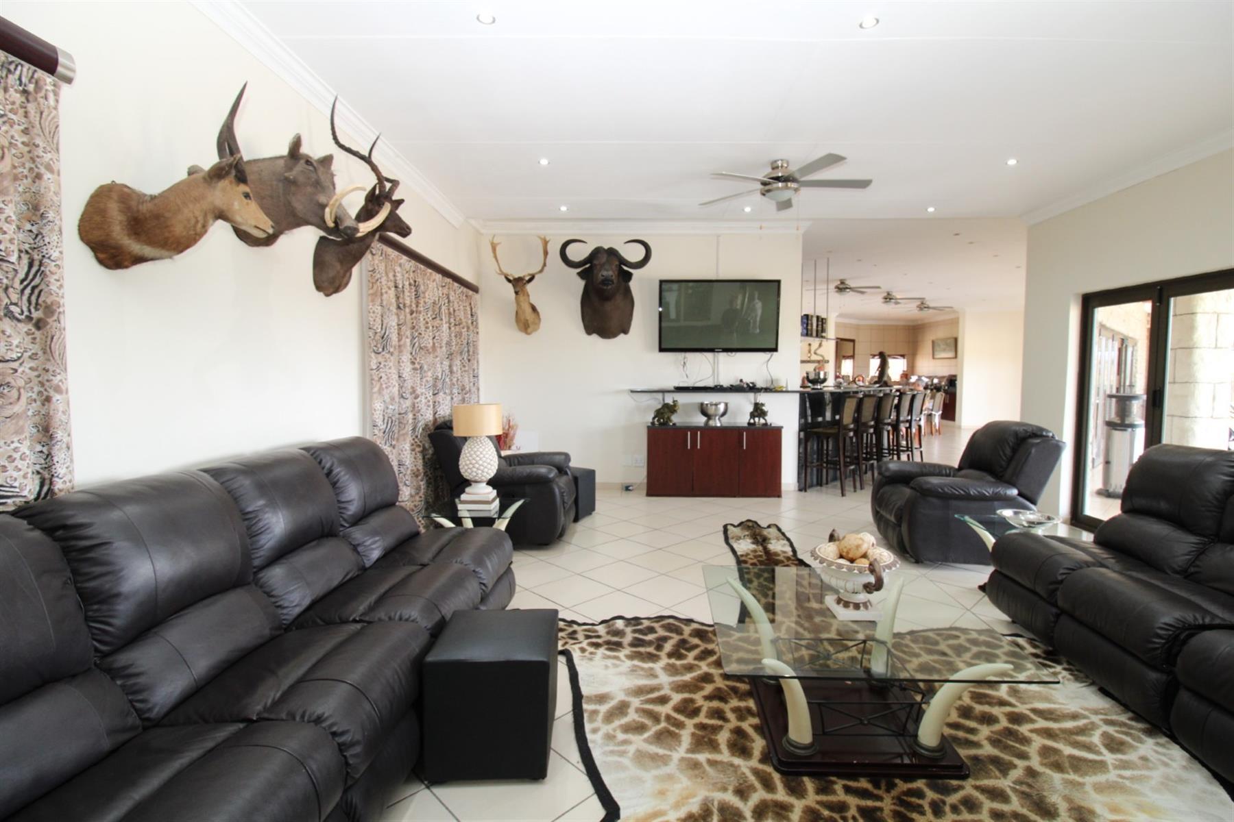 ROOIBERG - Game or Cattle Farm 990 ha with Lodge and spectacular mountain views