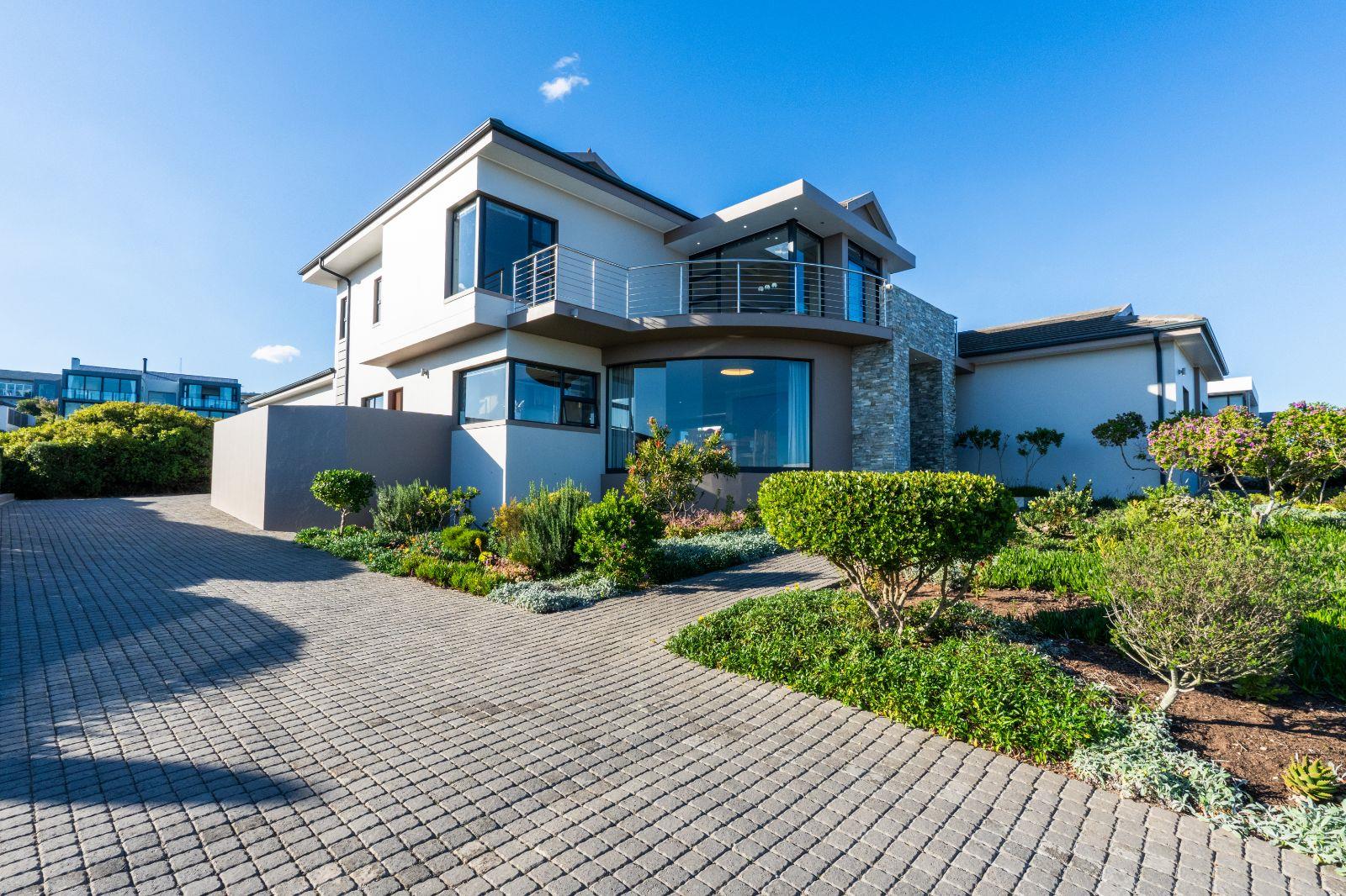 Magnificent 4-bedroom home combines elegance!