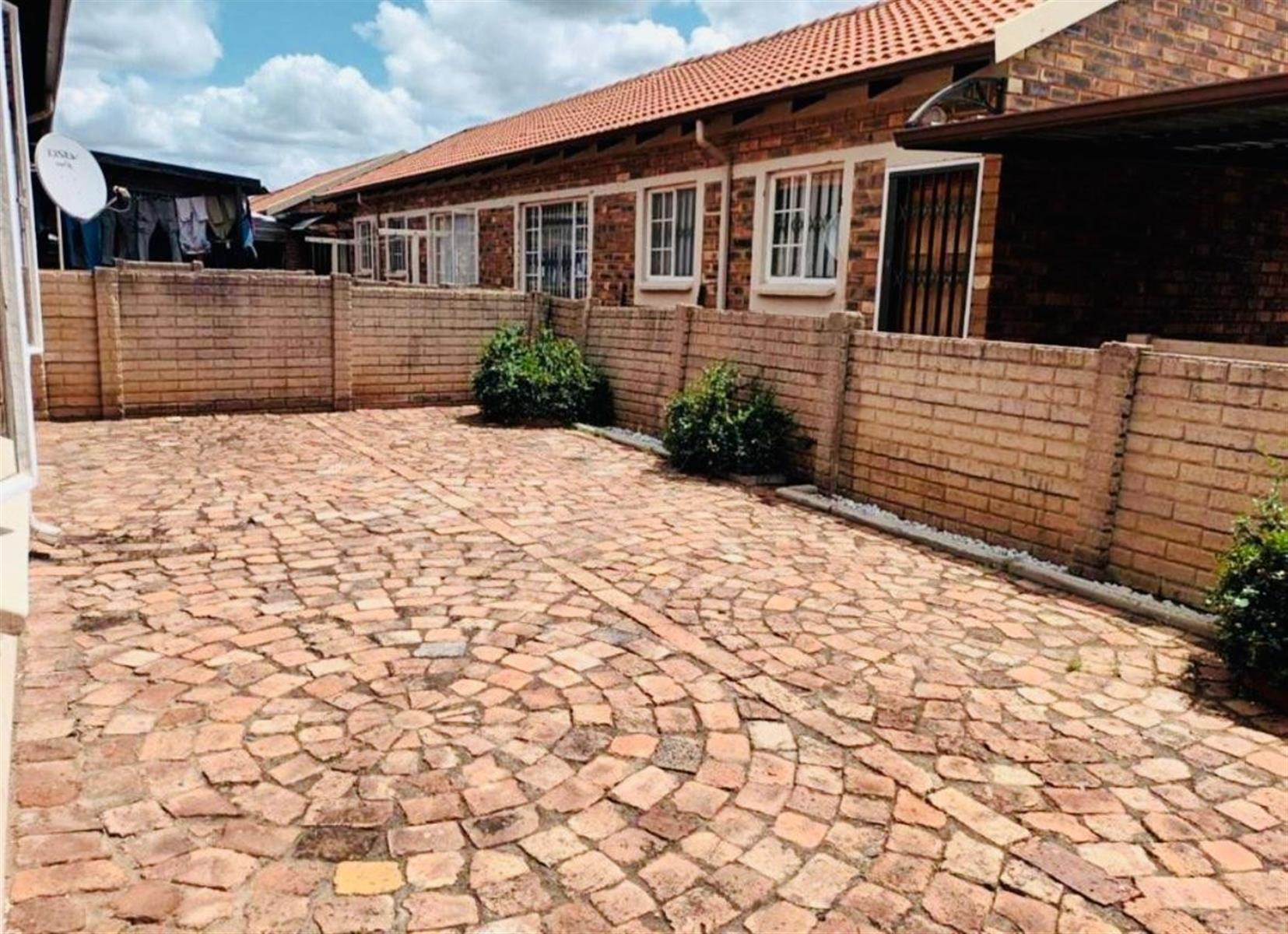 2 Bedroom Townhouse For Sale in The Orchards, Akasia