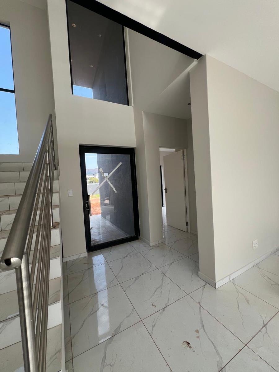 Embrace a lifestyle of luxury and practicality in this exceptional property !