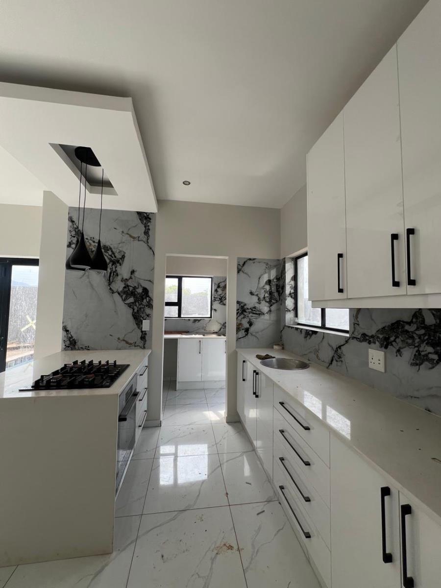 Embrace a lifestyle of luxury and practicality in this exceptional property !