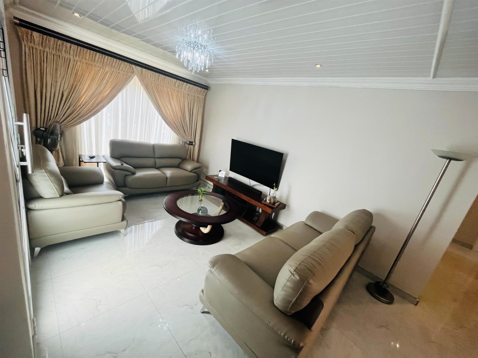 3 Bedroom Townhouse For Sale in Magaliesberg Country Estate, Amandasig, Akasia