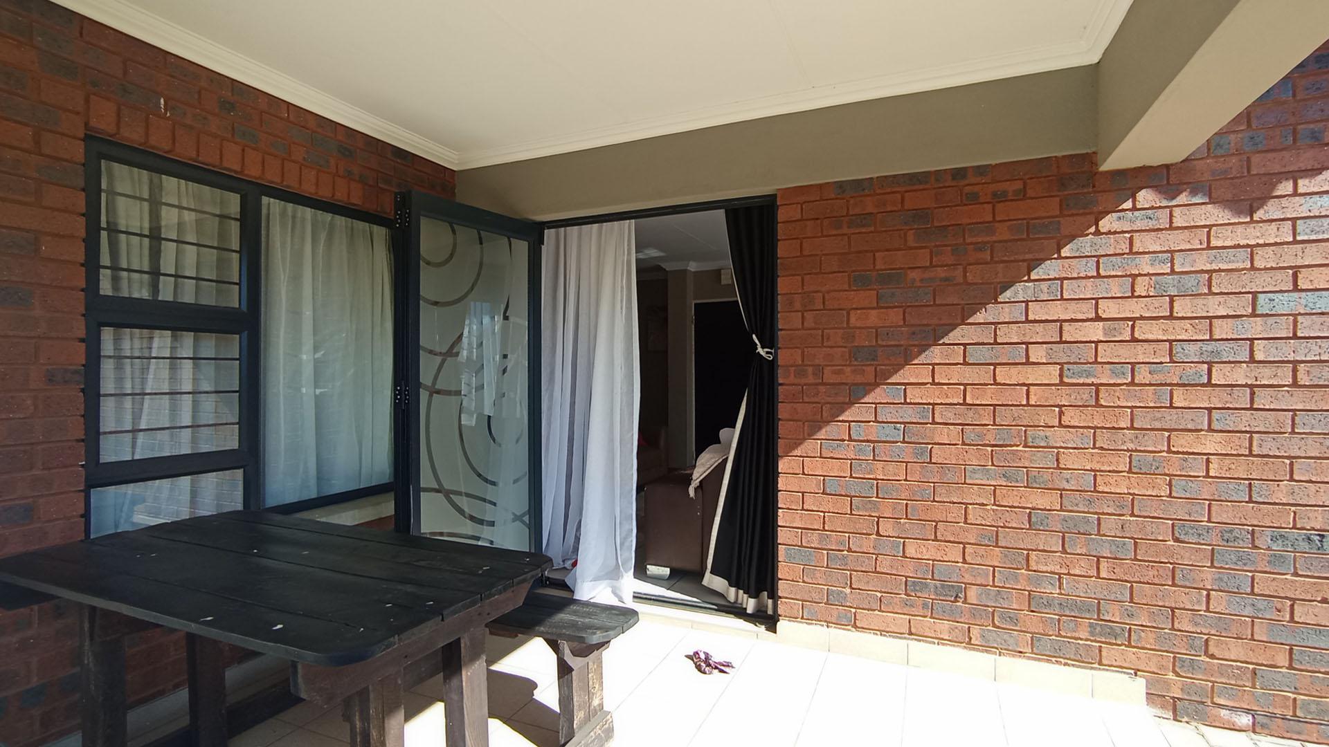 A beautiful with yard 3 Bedroom , 2 Baths The Hudson Estate home for sale near Amberfield College