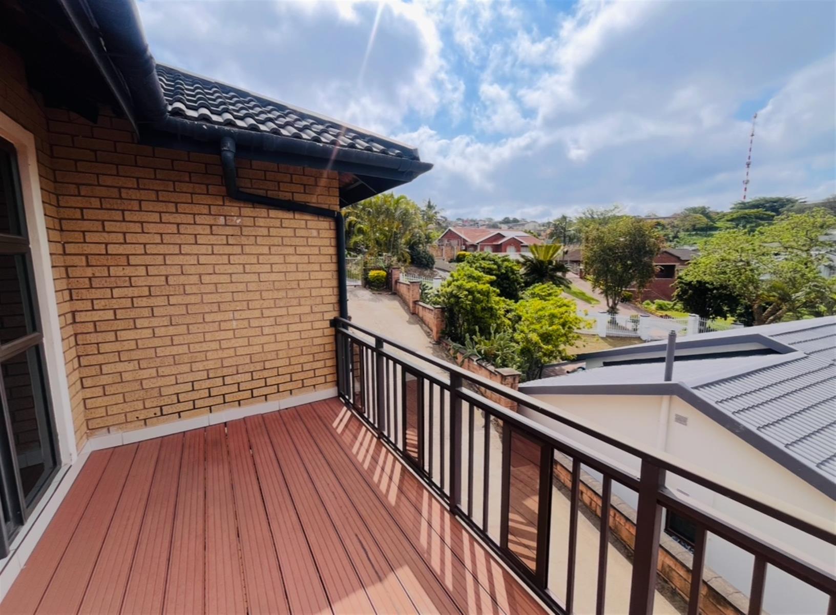 3 bed, 3bathroom, 2 outbuildings R10 000 income