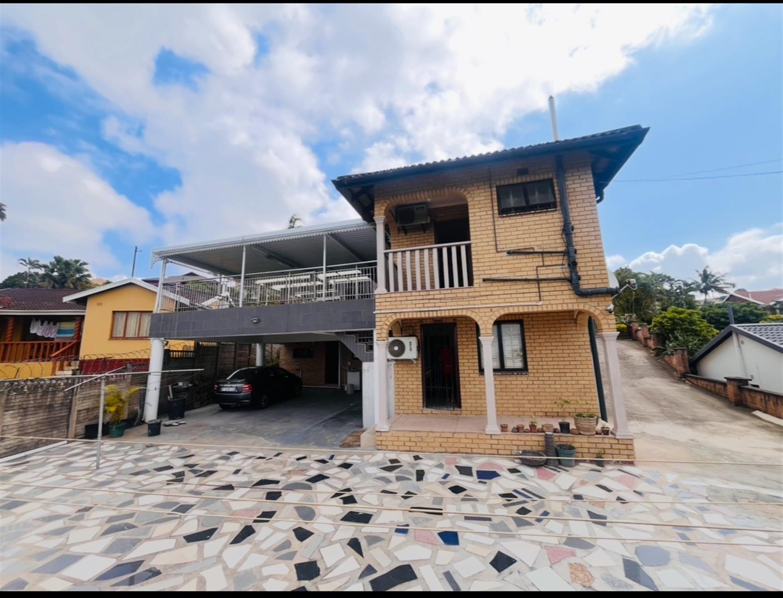 3 bed, 3bathroom, 2 outbuildings R10 000 income