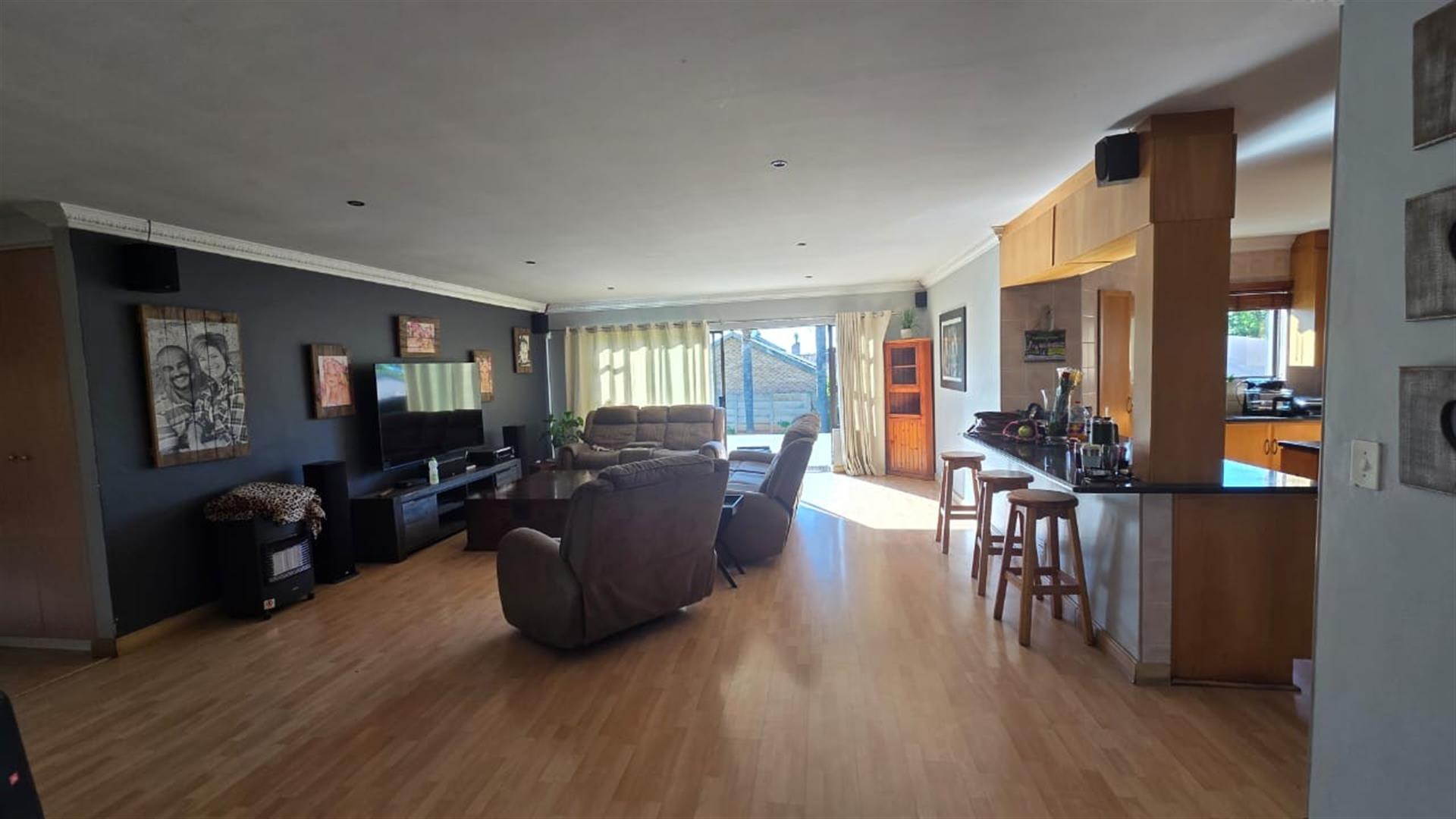 SPACIOUS 5 BEDROOM HOME WITH SOLAR, BOREHOLE AND 2 FLATS