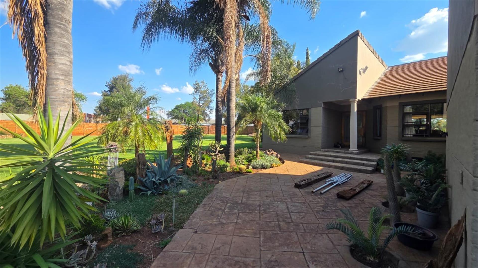 SPACIOUS 5 BEDROOM HOME WITH SOLAR, BOREHOLE AND 2 FLATS