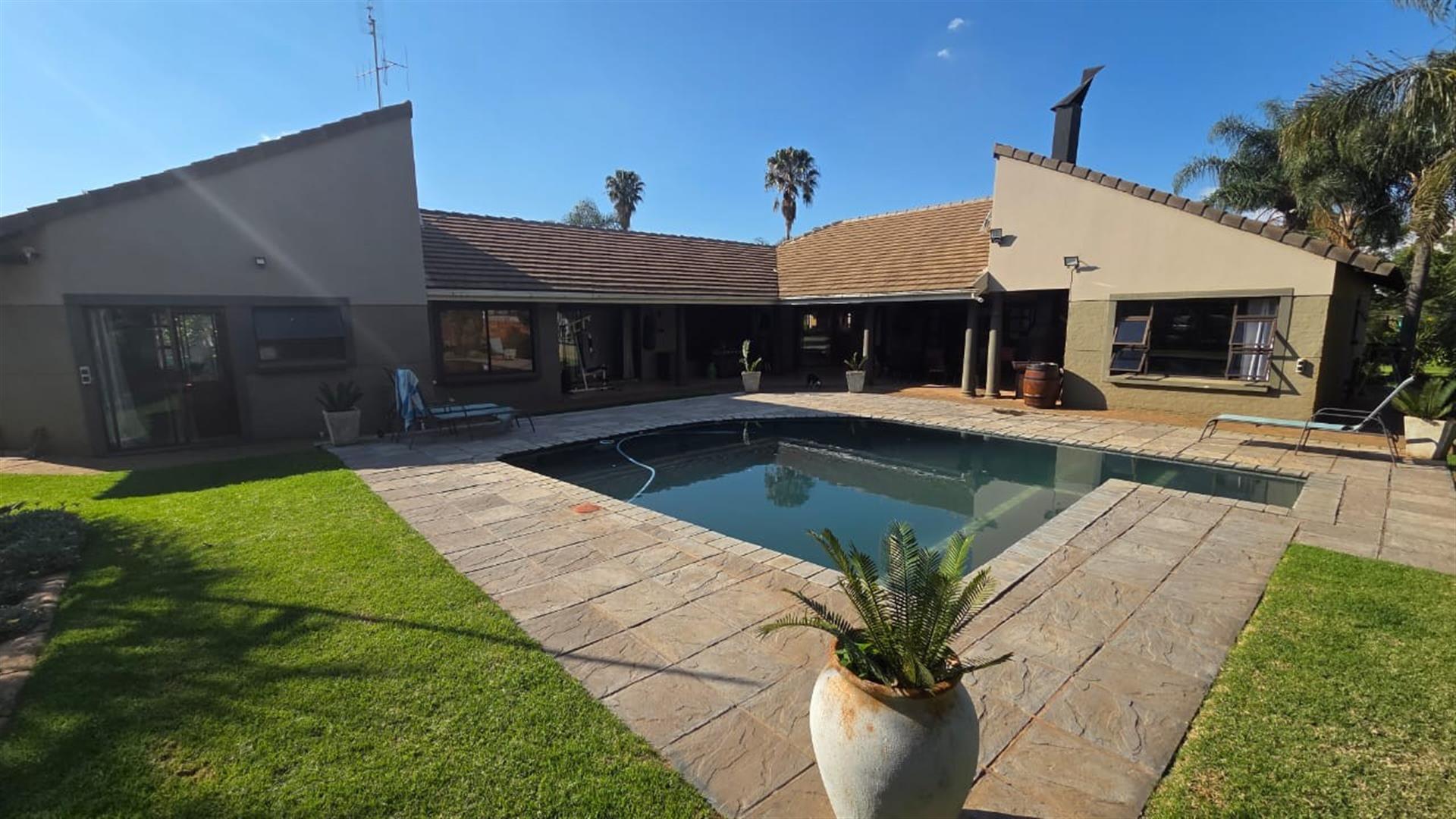 SPACIOUS 5 BEDROOM HOME WITH SOLAR, BOREHOLE AND 2 FLATS