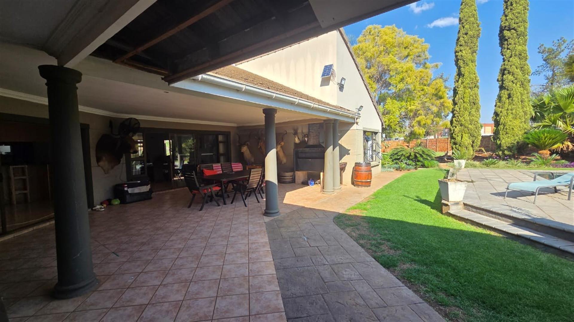 SPACIOUS 5 BEDROOM HOME WITH SOLAR, BOREHOLE AND 2 FLATS
