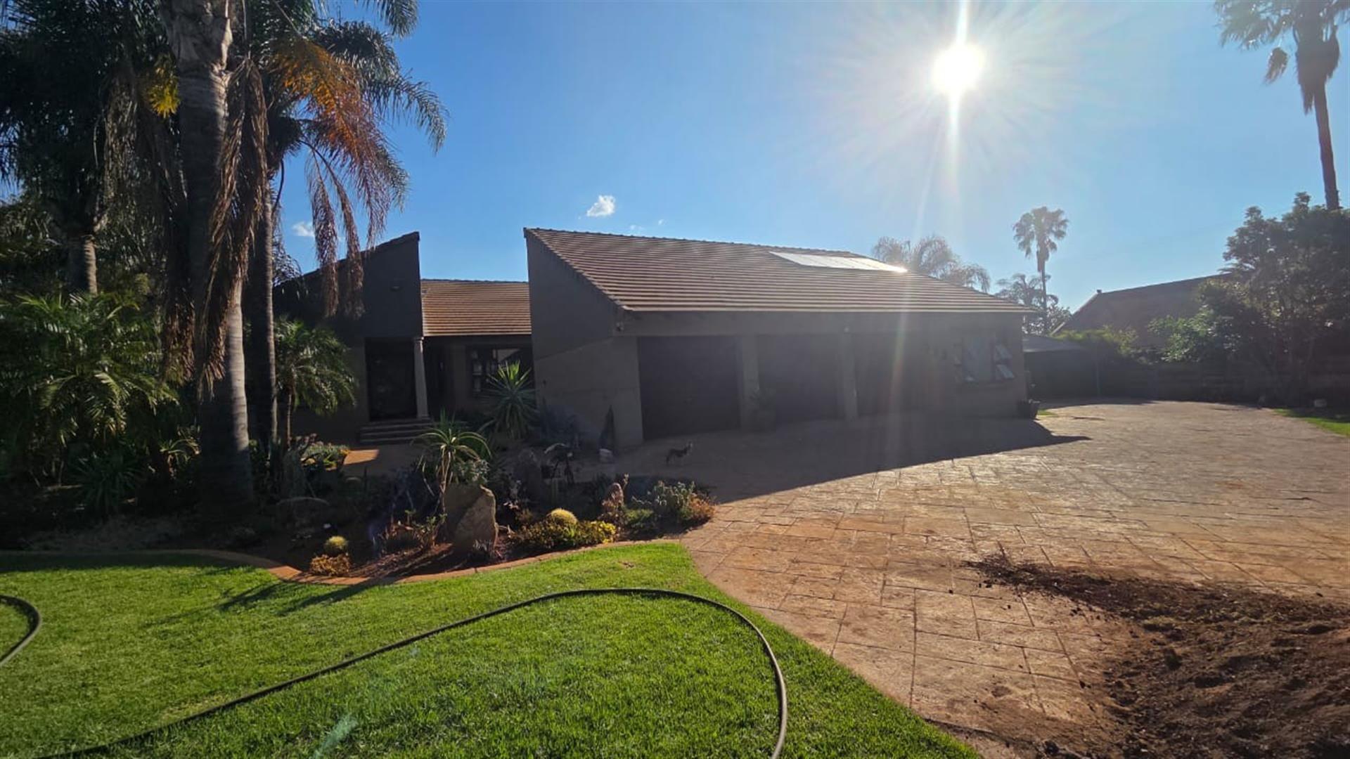 SPACIOUS 5 BEDROOM HOME WITH SOLAR, BOREHOLE AND 2 FLATS