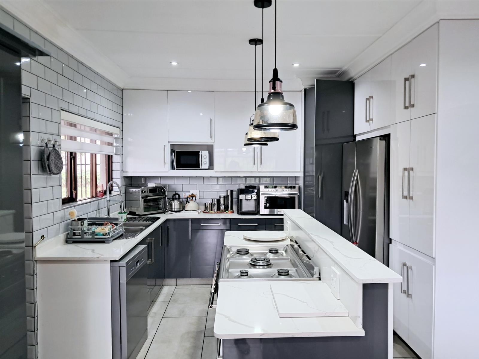 SHELLY BEACH: BEAUTIFUL MODERN RENOVATED FURNISHED HOUSE FOR SALE. MOVE IN READY