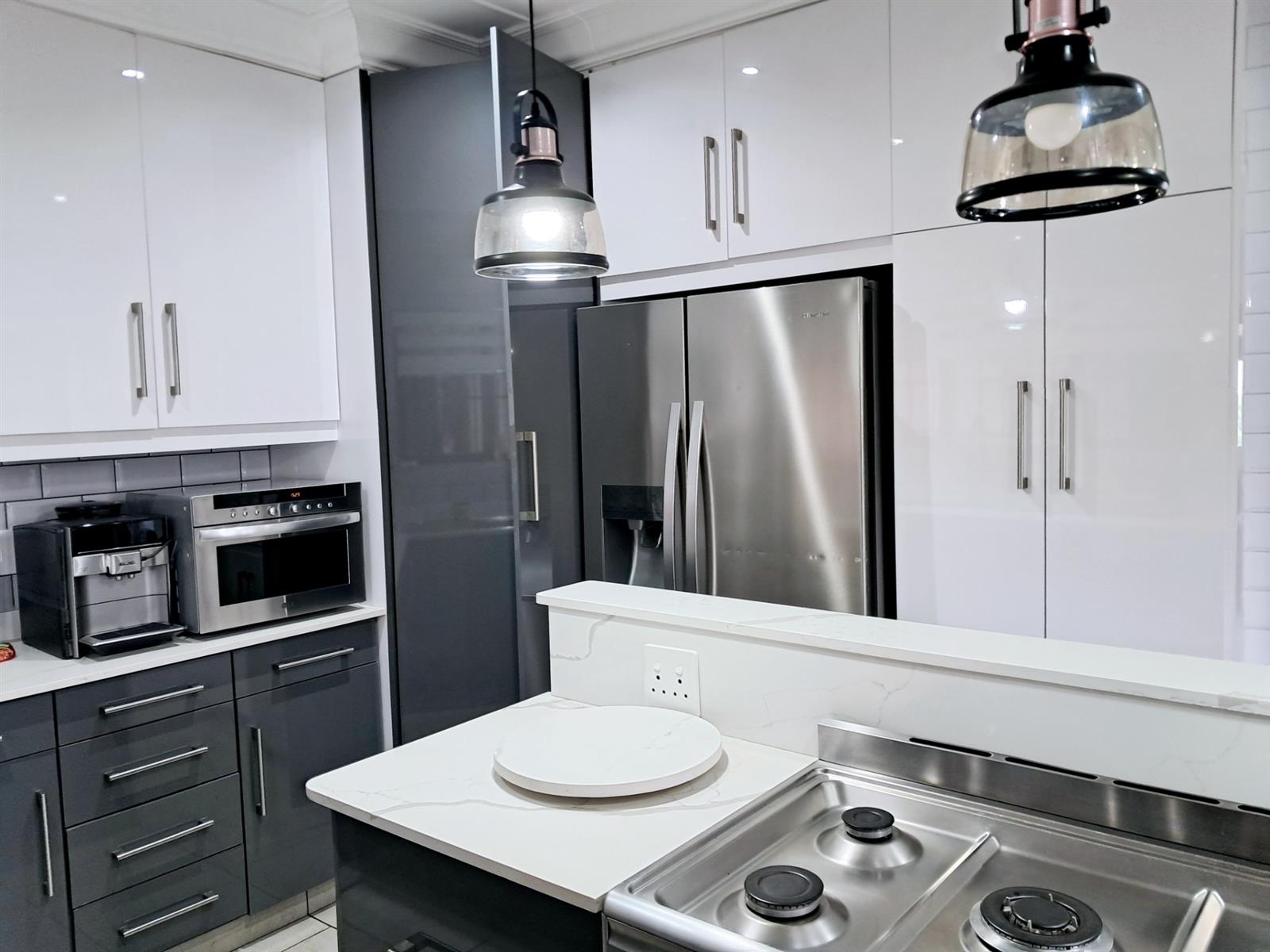 SHELLY BEACH: BEAUTIFUL MODERN RENOVATED FURNISHED HOUSE FOR SALE. MOVE IN READY